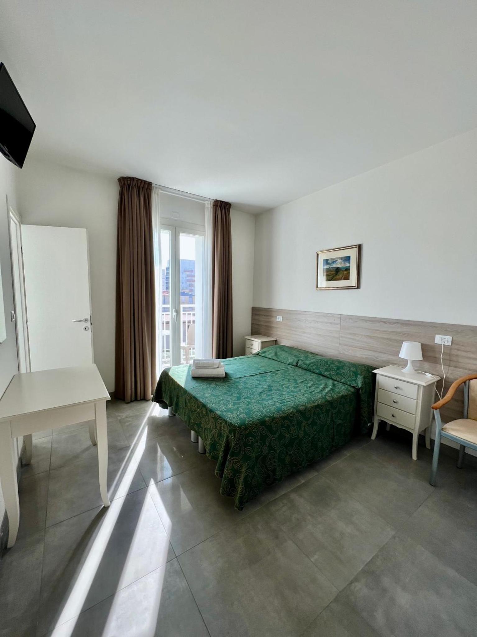 Double or Twin Room with Beach Access - Photo 4