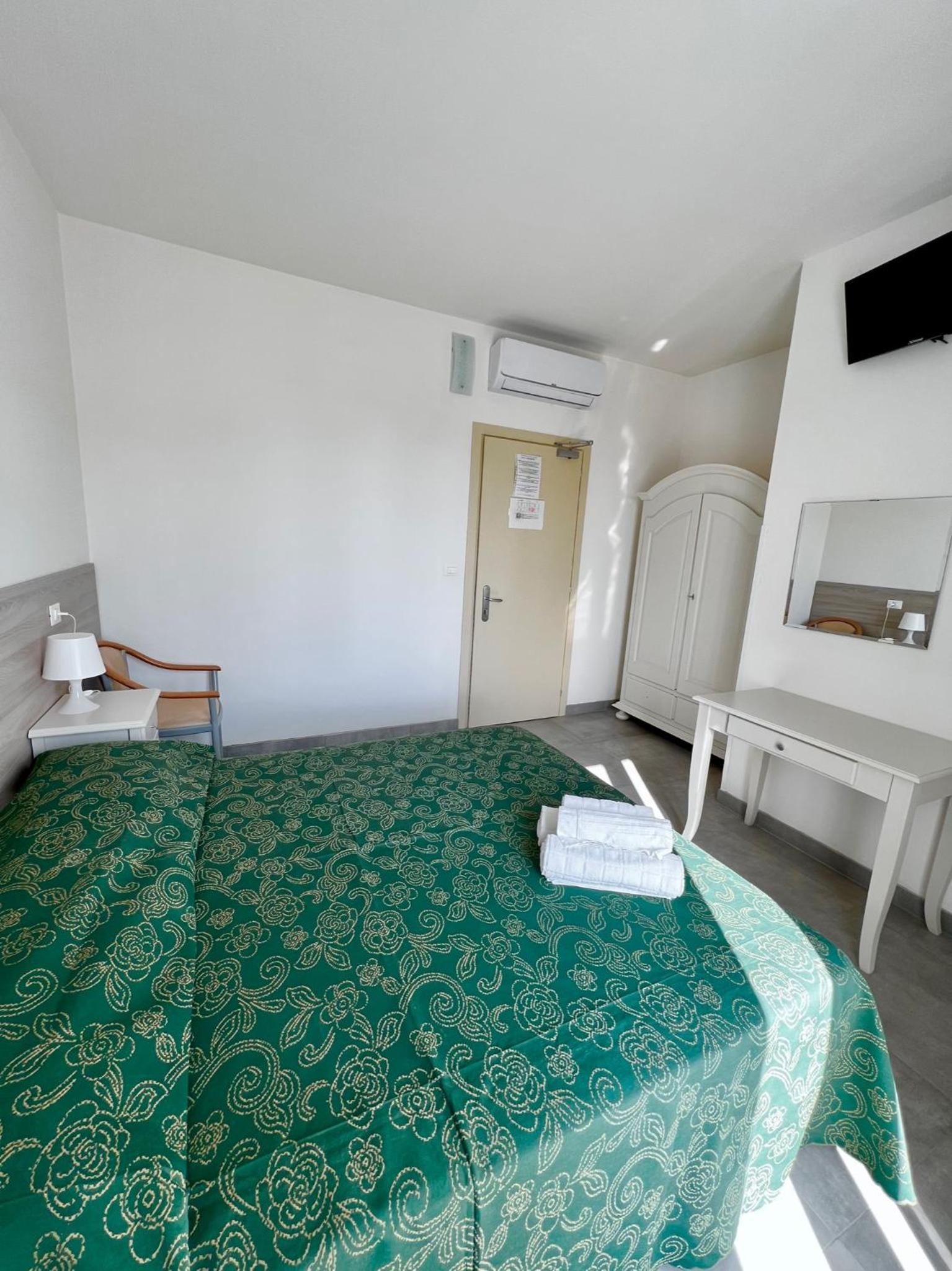 Double or Twin Room with Beach Access - Photo 1