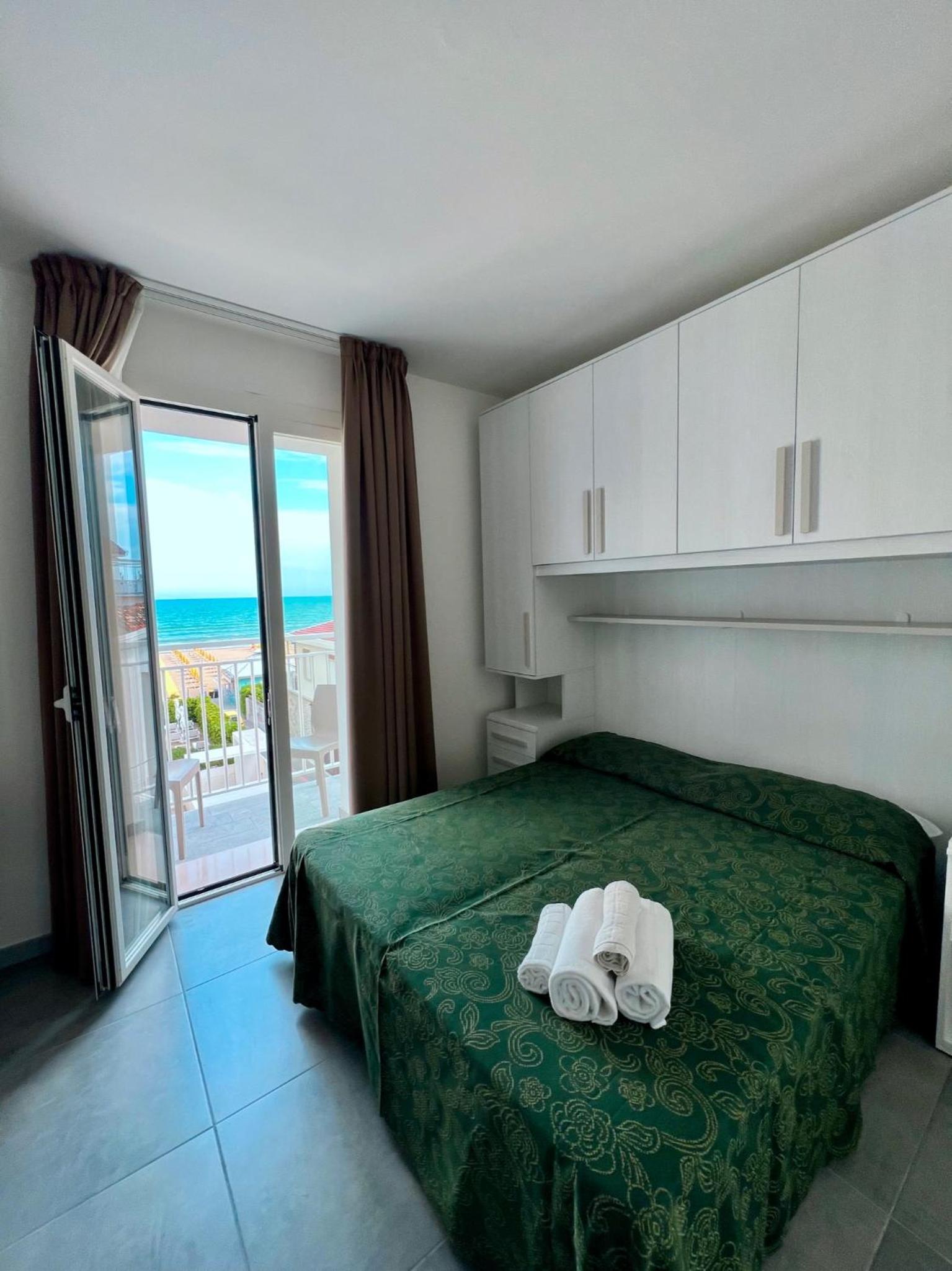 Deluxe Double Room with Balcony and Sea View - Photo 3