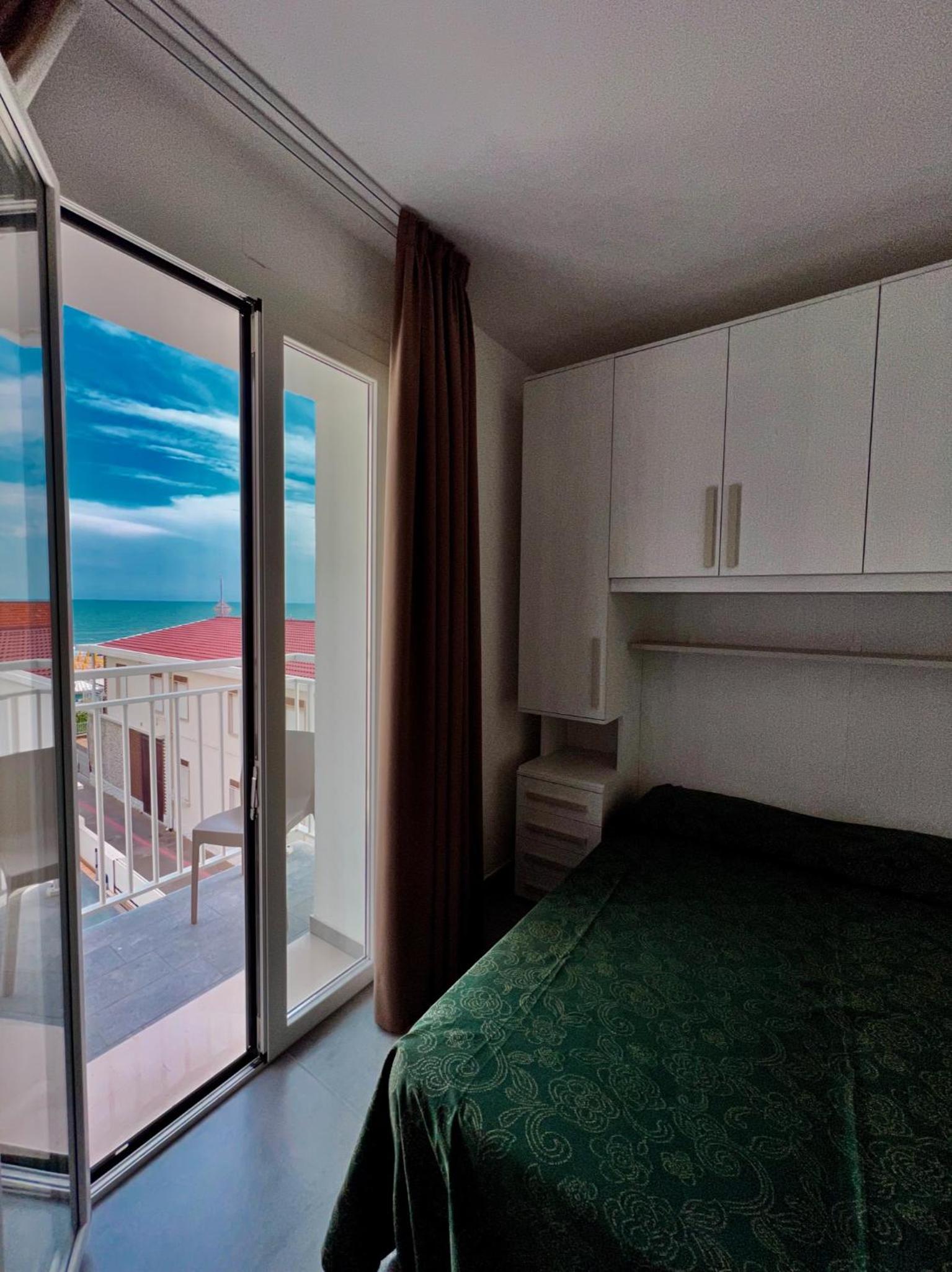 Deluxe Double Room with Balcony and Sea View - Photo 2