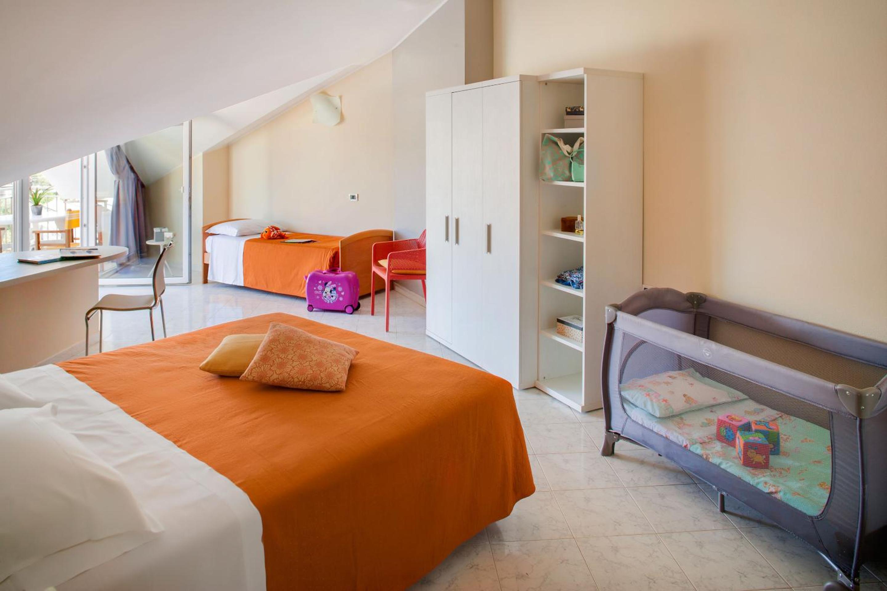 One-Bedroom Apartment (5 Adults) photo 3