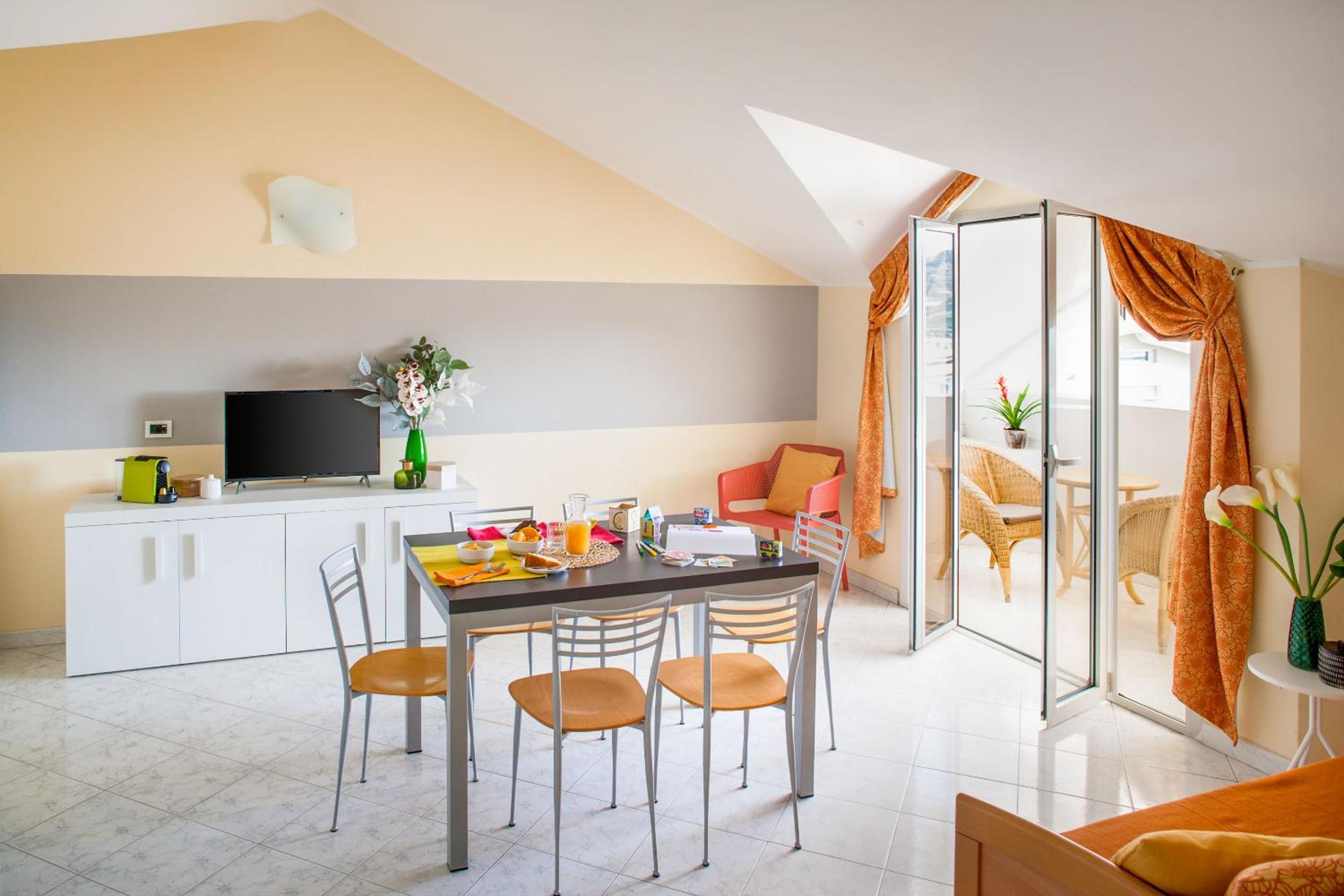 One-Bedroom Apartment (5 Adults) photo 1