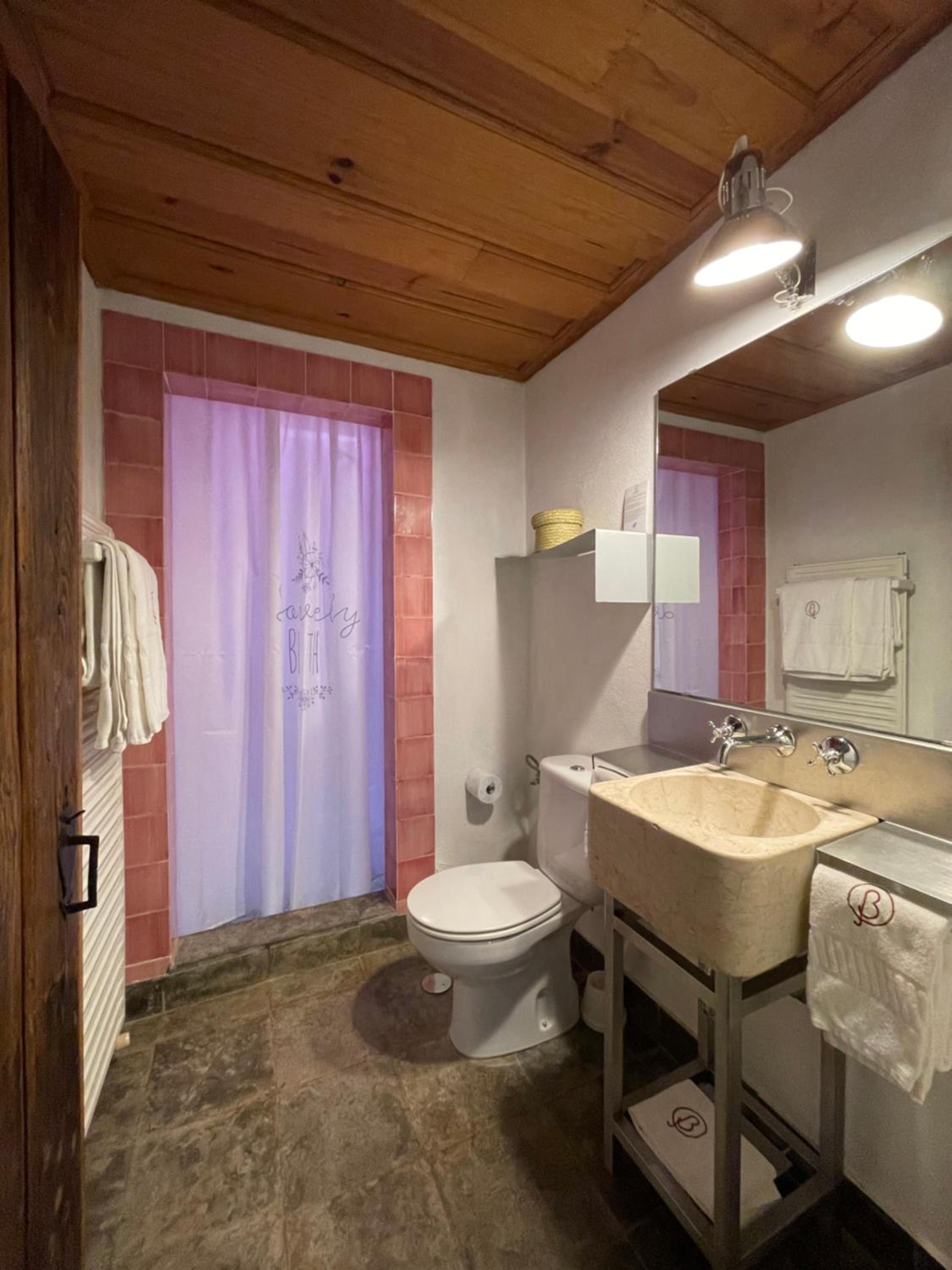 One-Bedroom Apartment - Photo 3