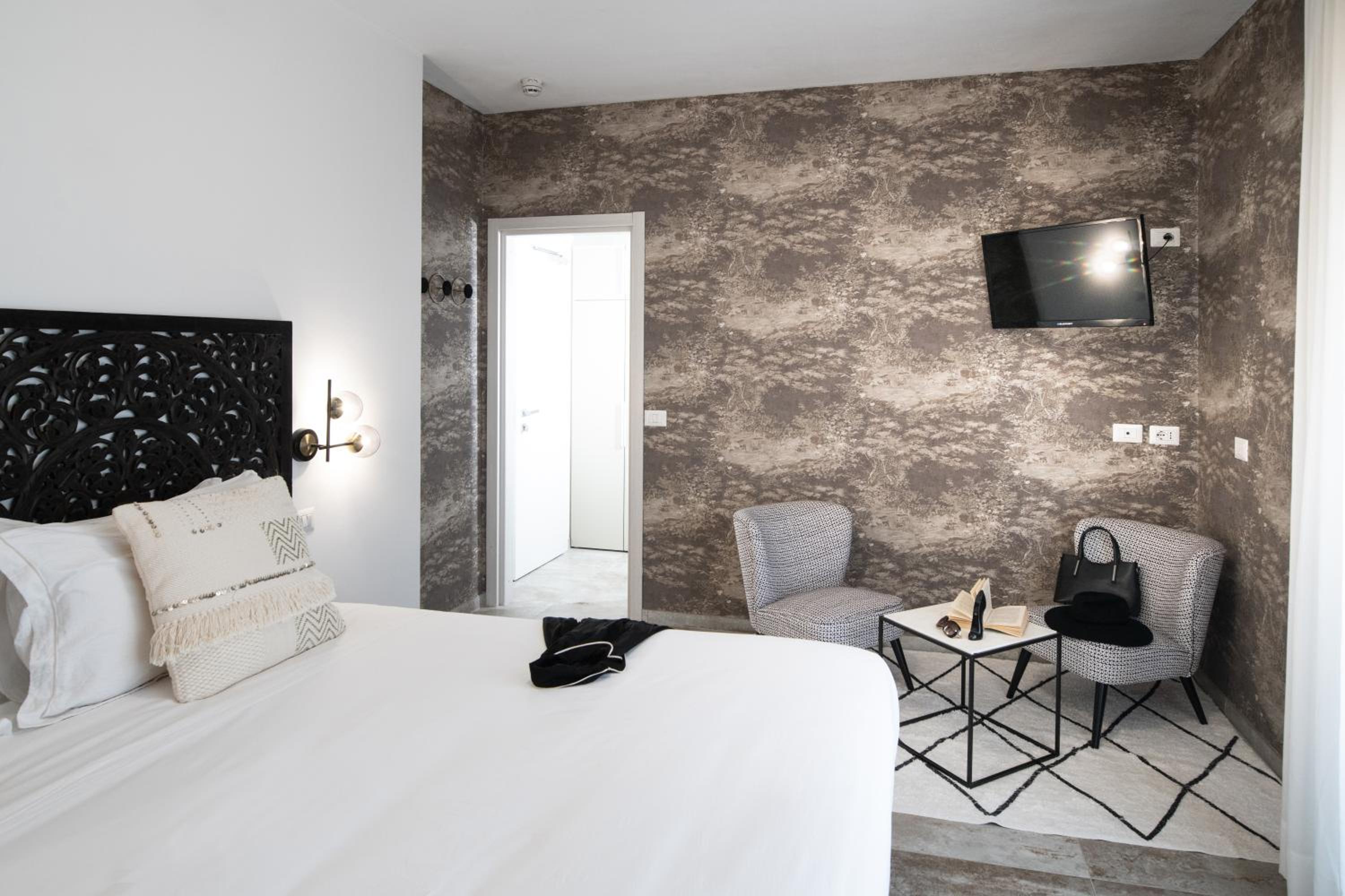 Superior King Room - Photo 9