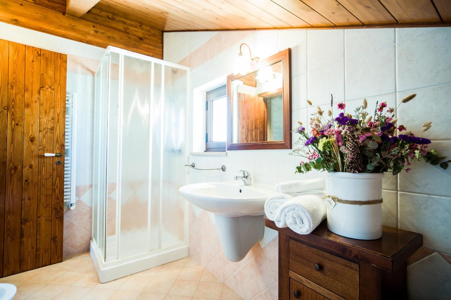 Deluxe King Suite - Photo 6