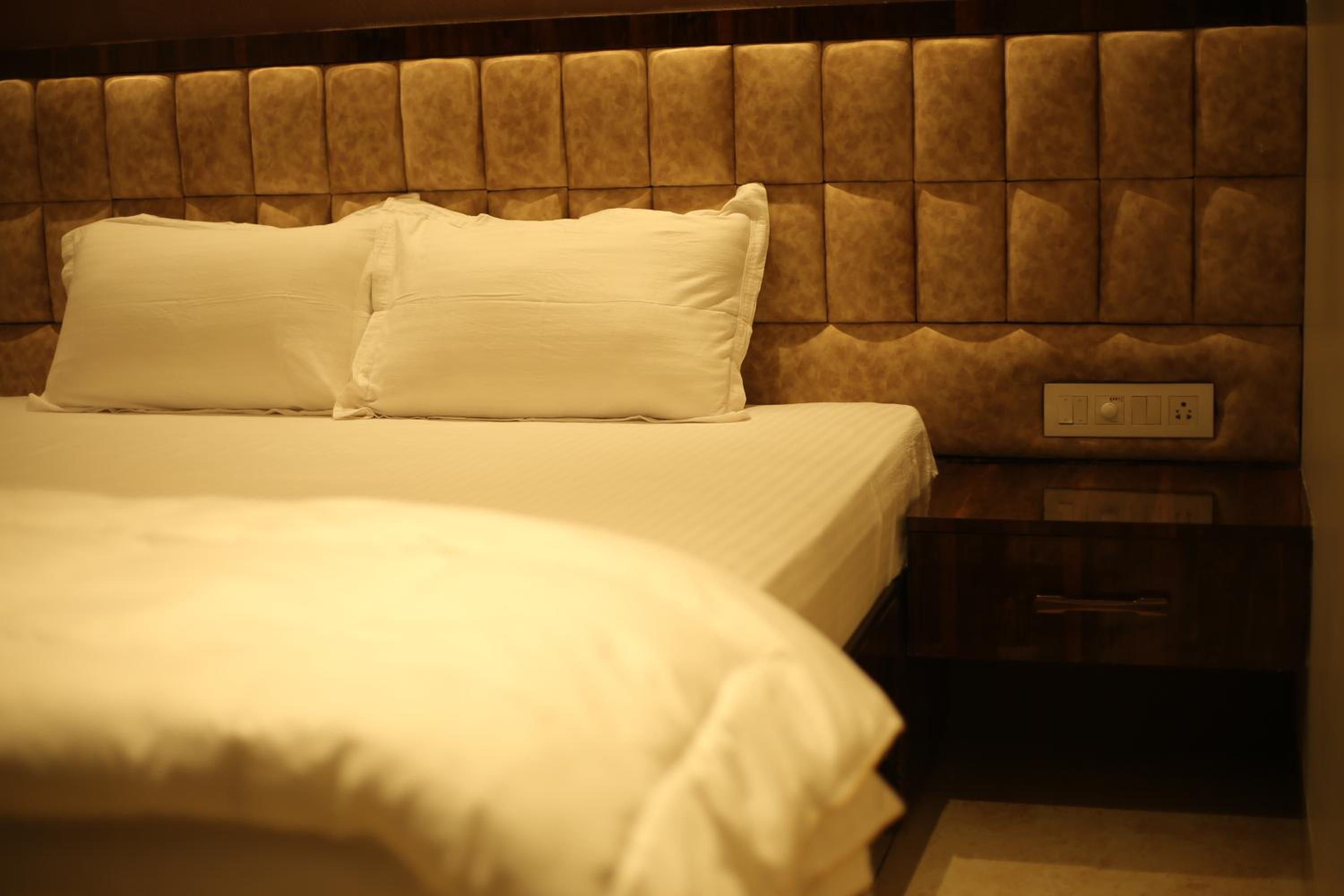 Deluxe Double Room (2 Adults + 1 Child) - Photo 11