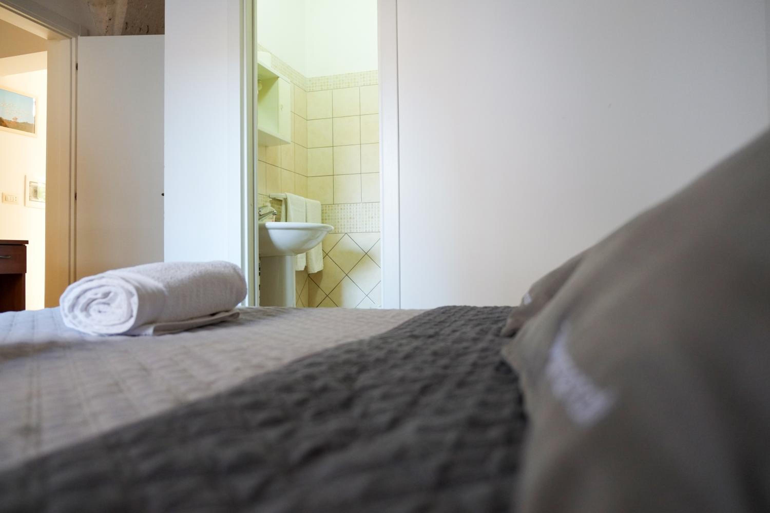 Quadruple Room with Private Bathroom - Photo 5