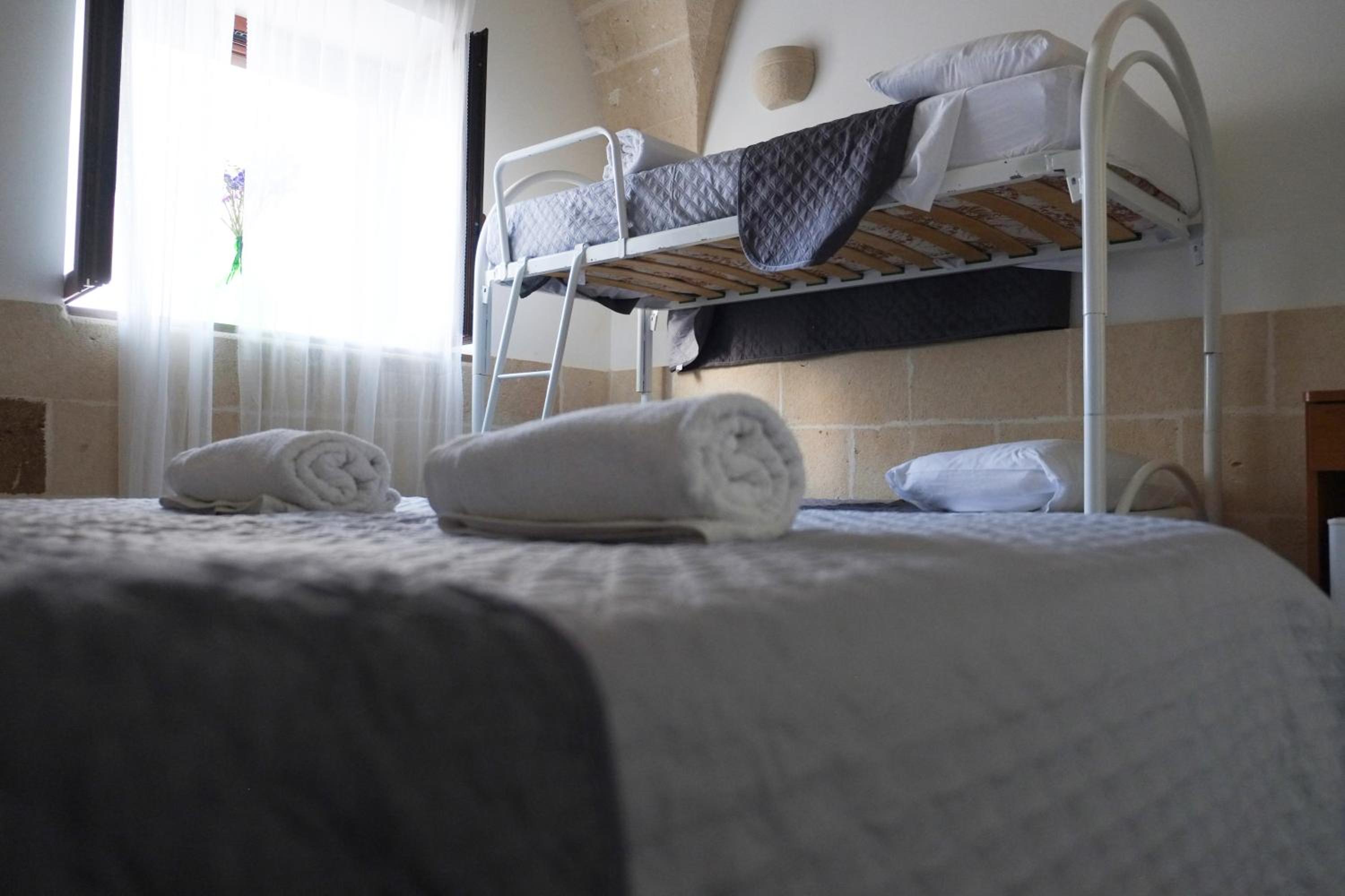 Quadruple Room with Private Bathroom - Photo 8