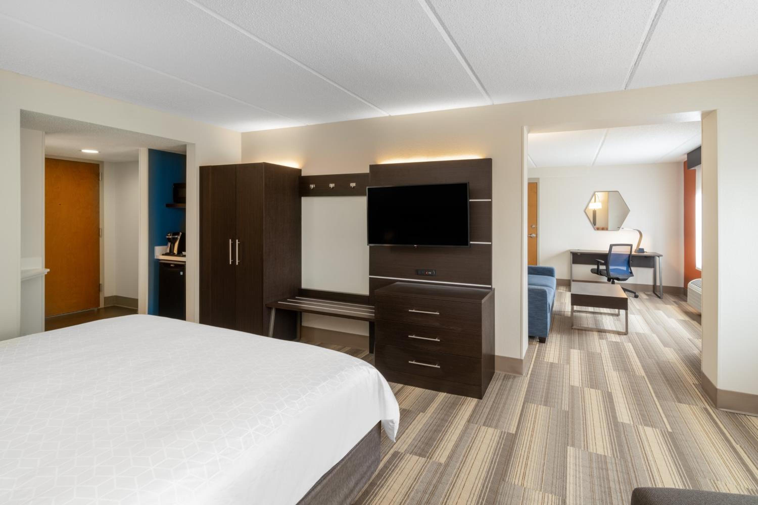 One-Bedroom King Suite - Photo 5