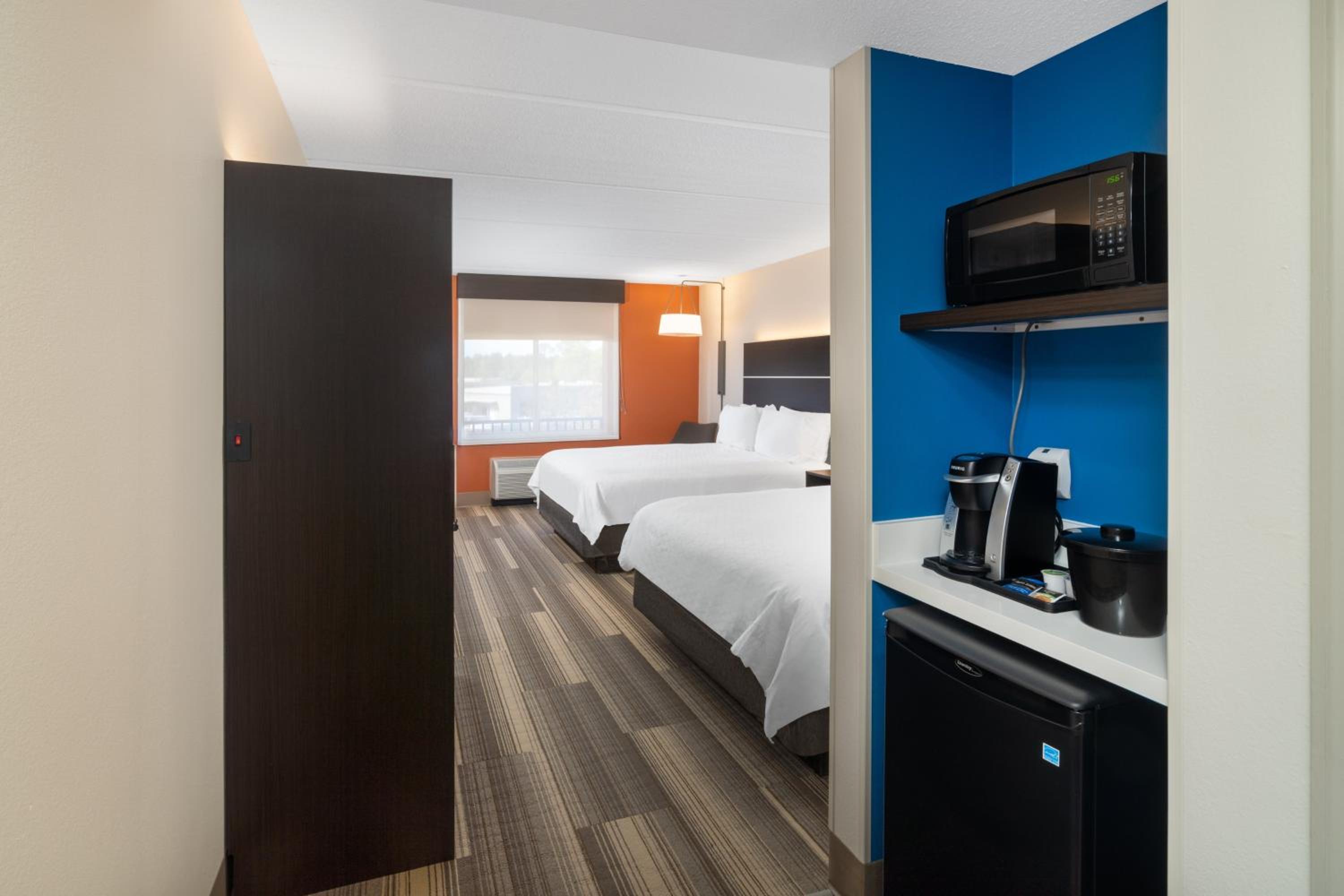 Standard Queen Room with Two Queen Beds - Photo 3