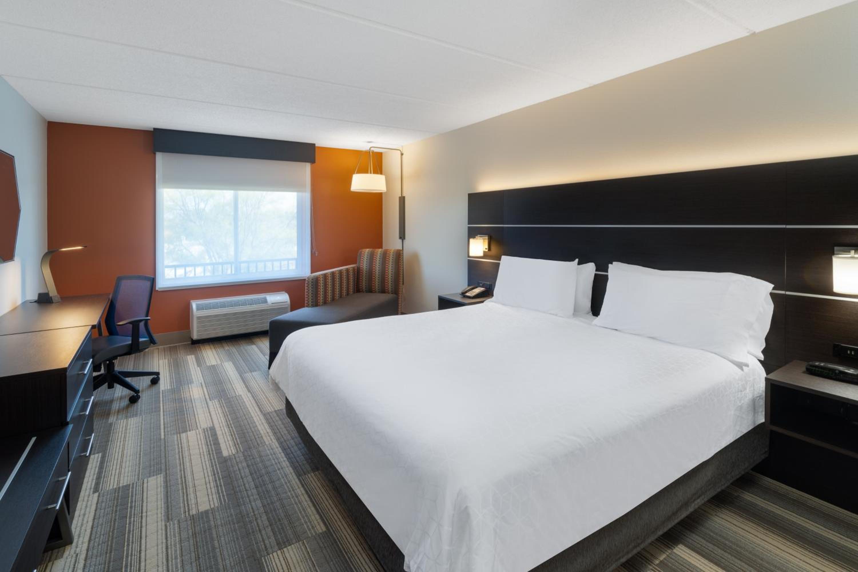 Standard King Room - Photo 7