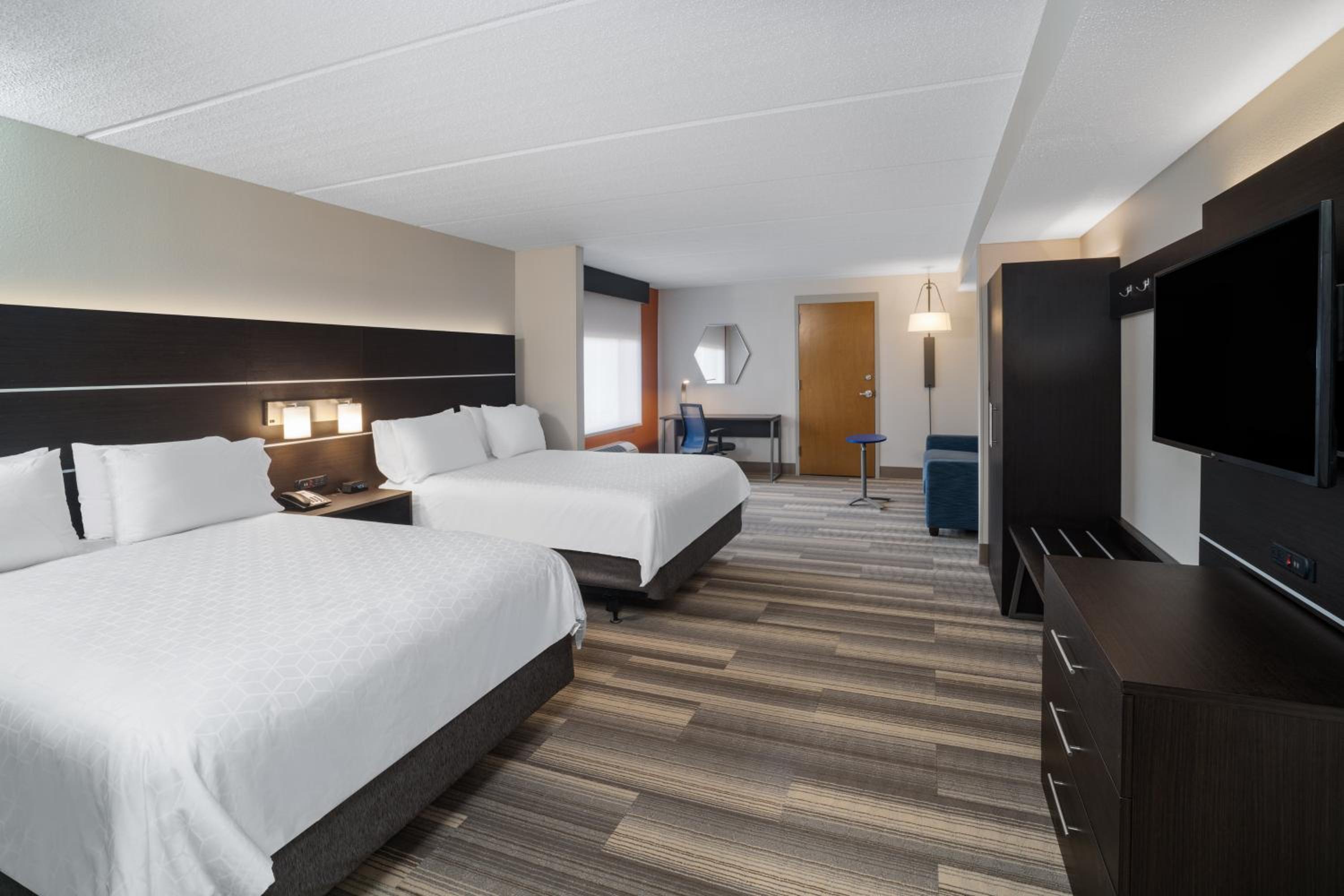 Suite with Two Queen Beds - Photo 6