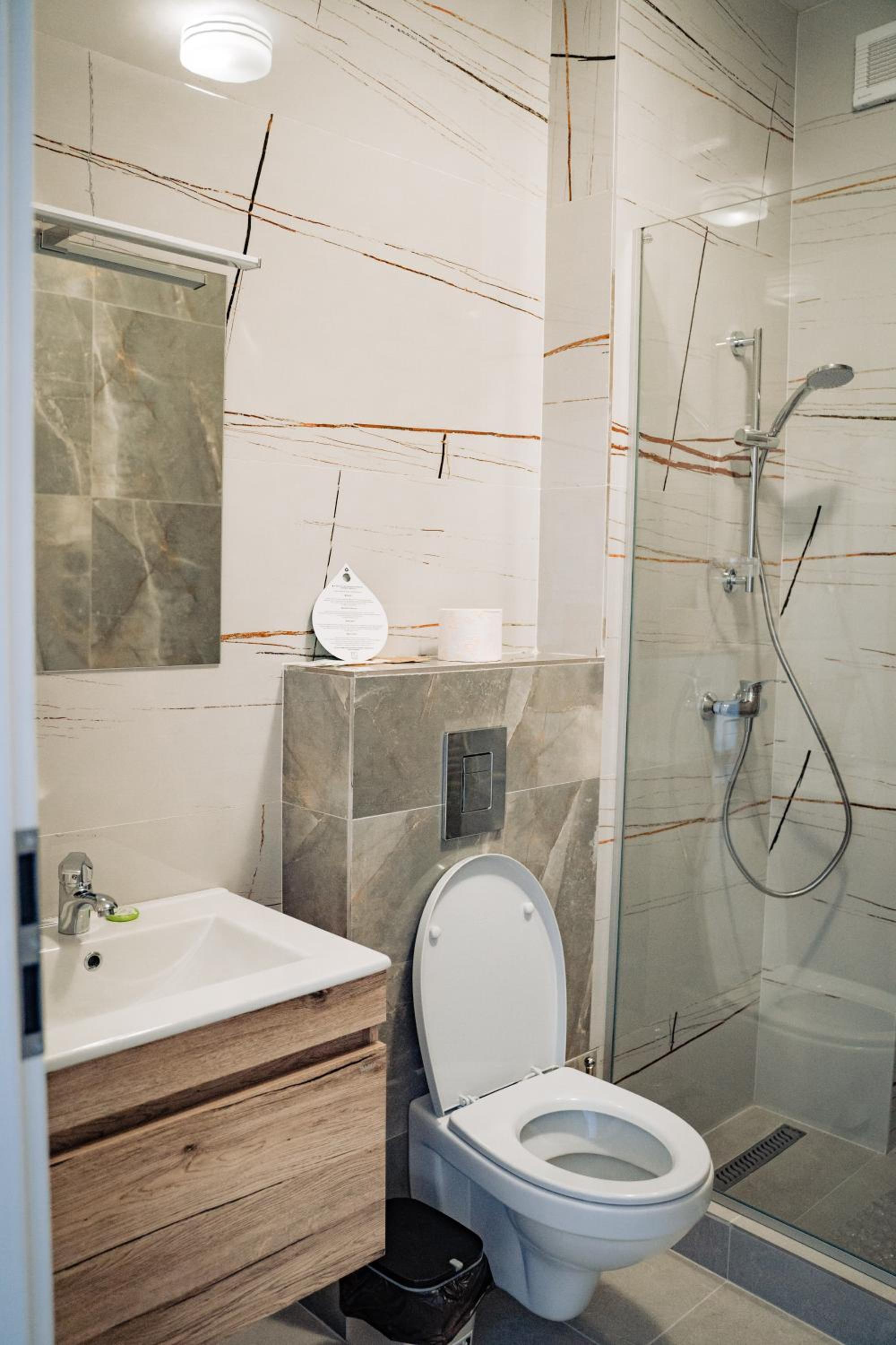 Double Room - Photo 8