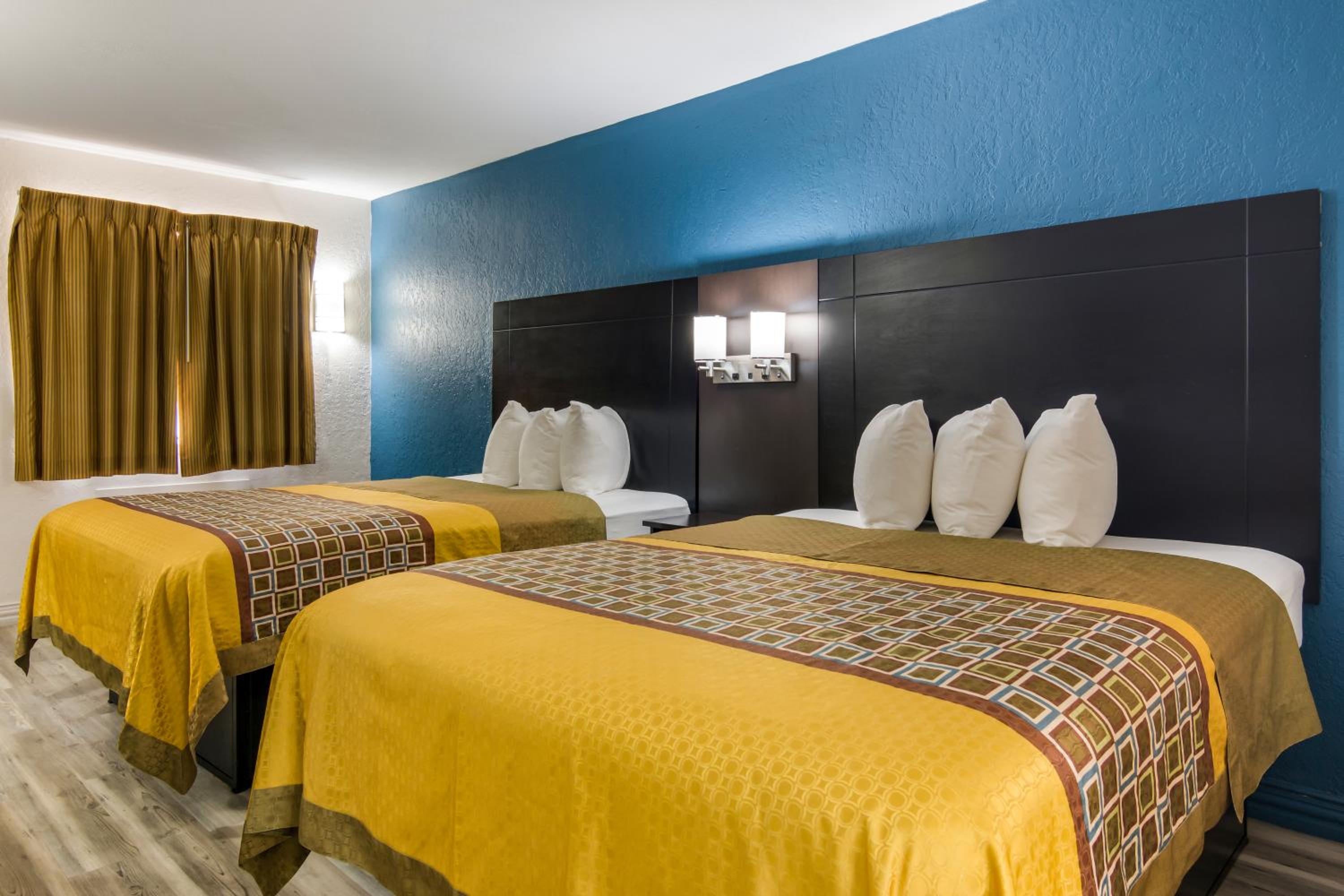 Quadruple Room with Two Queen Beds - Non Smoking