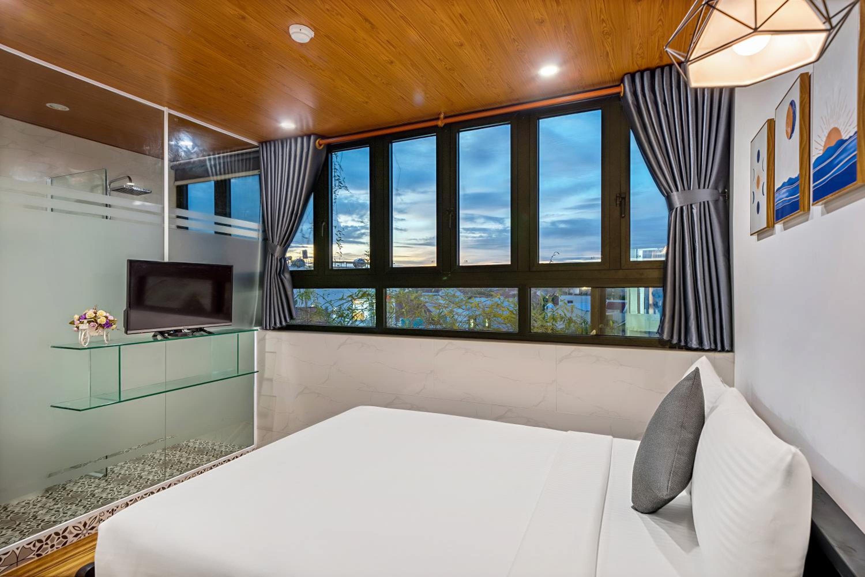 Deluxe Twin Room with Window and City View