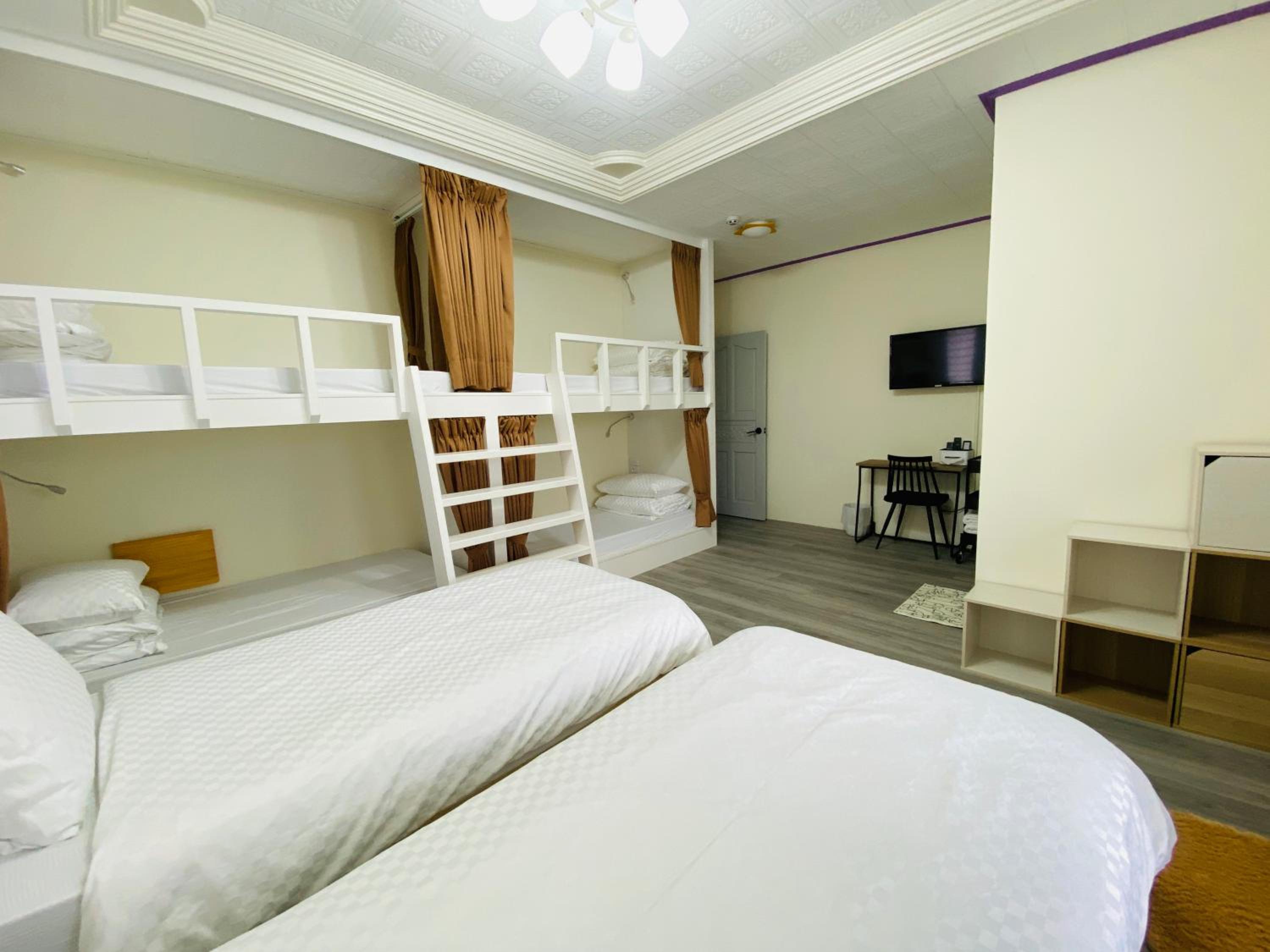 Family Suite with Balcony photo 2