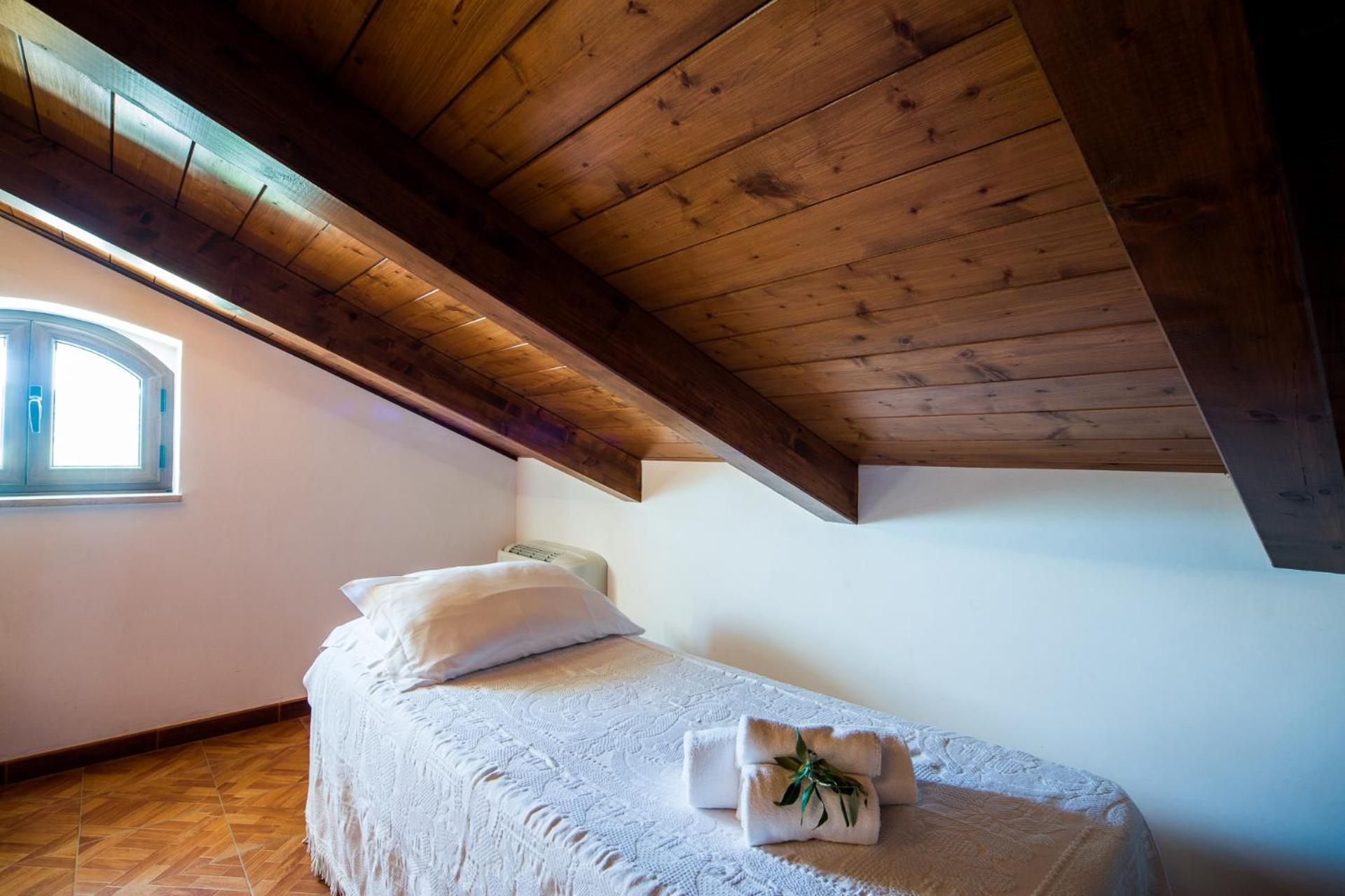 Deluxe King Suite - Photo 8