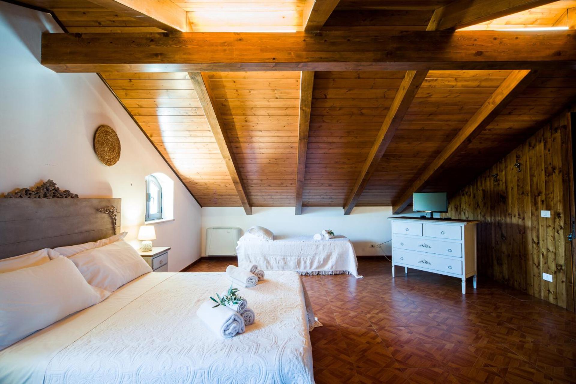 Deluxe King Suite - Photo 2