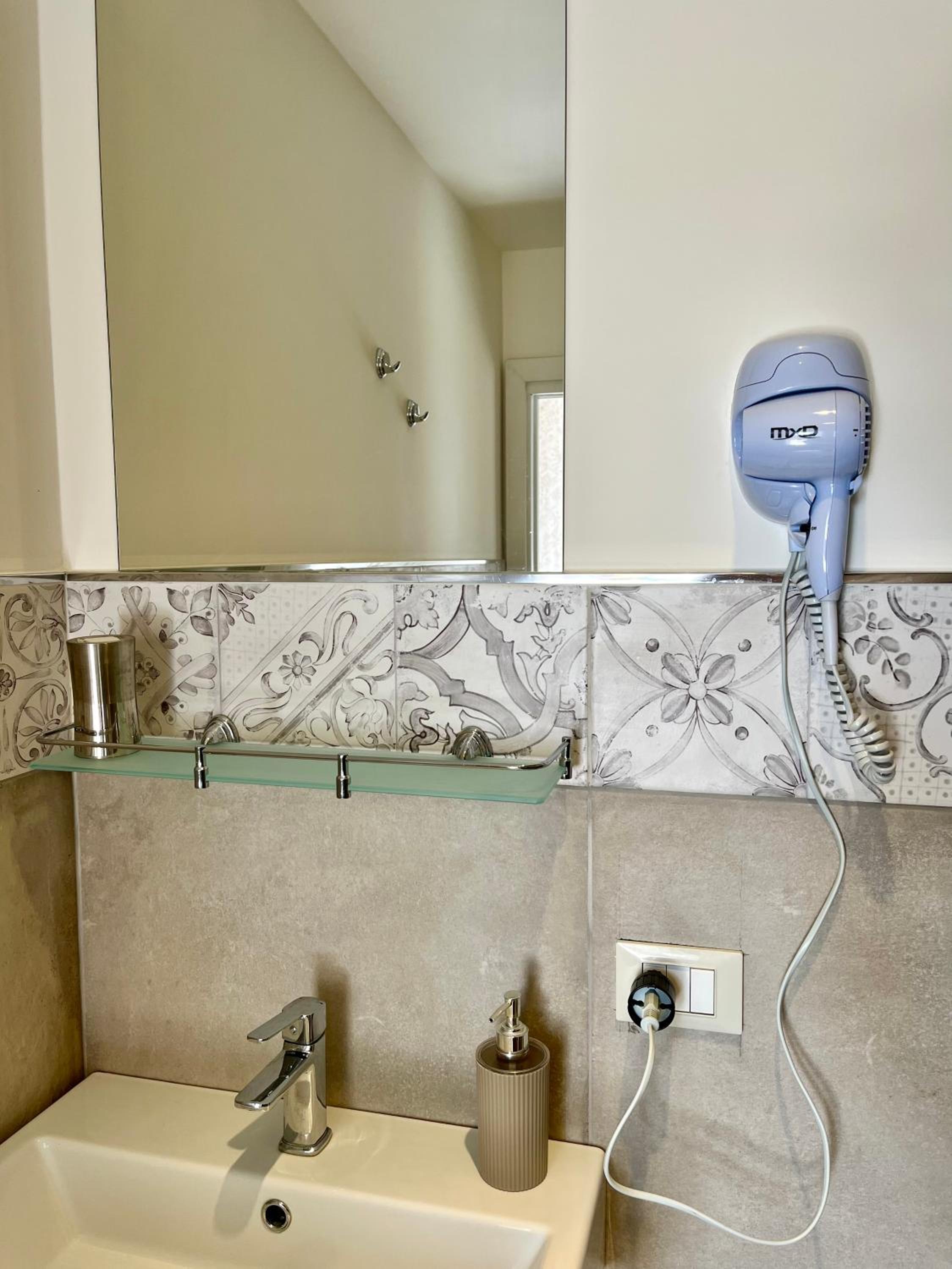 Deluxe Double Room (2 Adults + 1 Child) - Photo 2