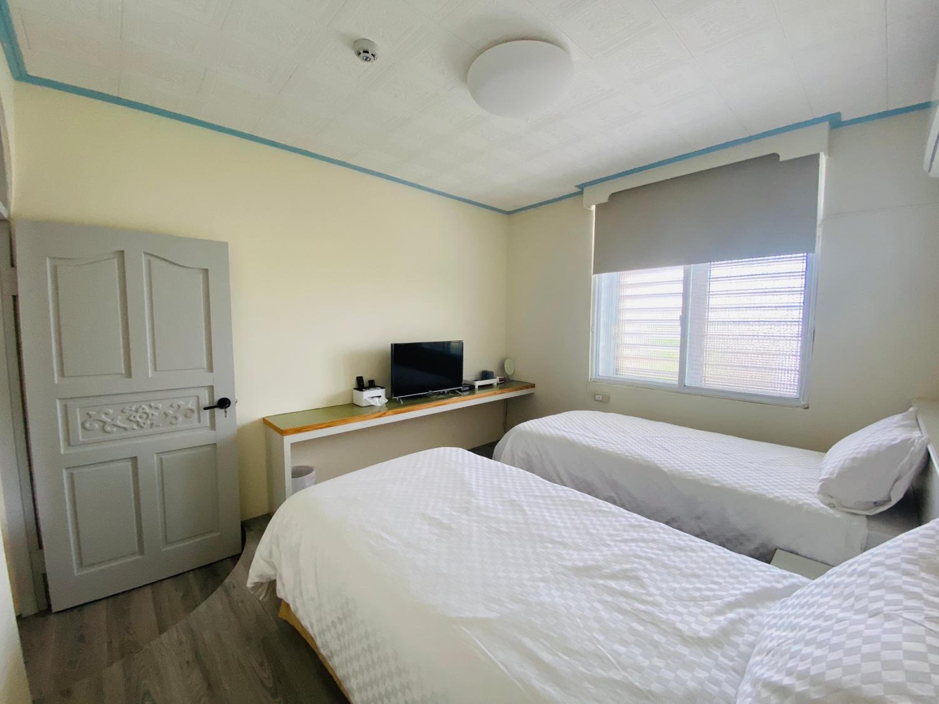 Twin Room with Private External Bathroom photo 2