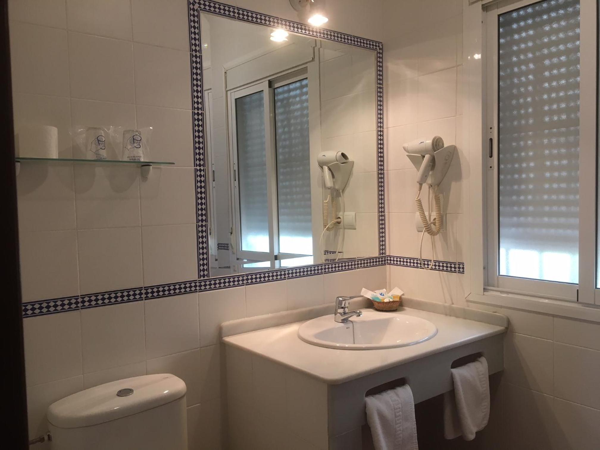 Double Room with Balcony - Photo 9