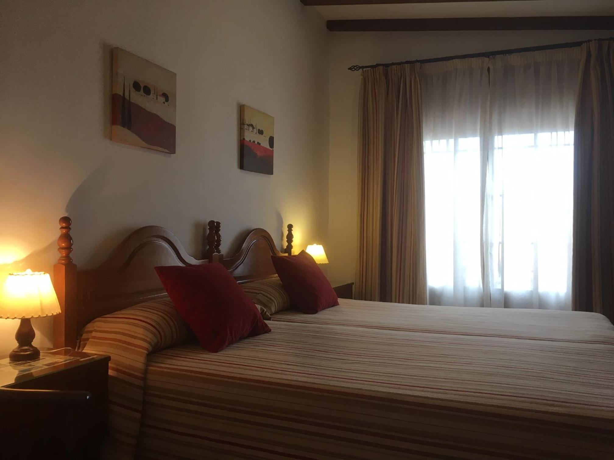 Double Room with Balcony - Photo 10