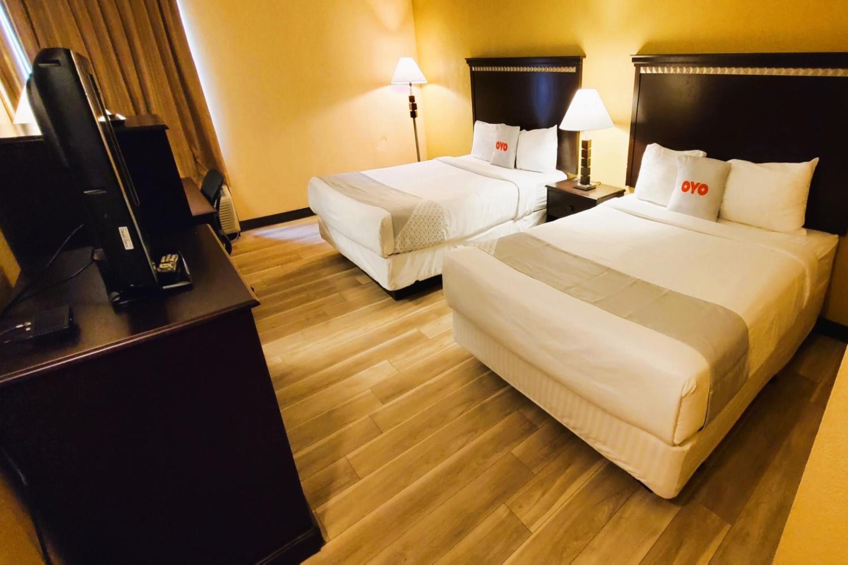 Queen Room With Two Queen Beds photo 2