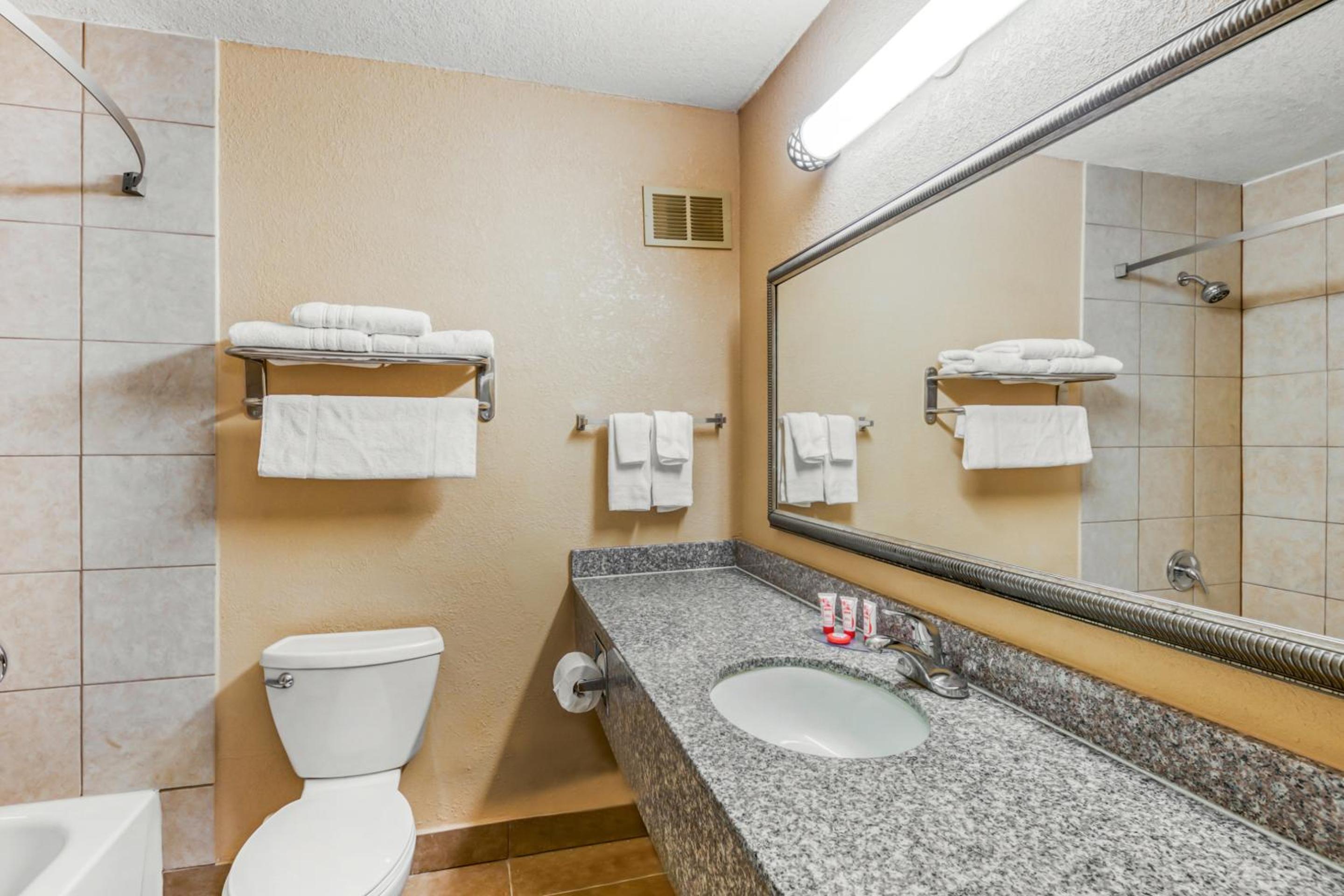 Queen Room With Two Queen Beds - Disability Access photo 3