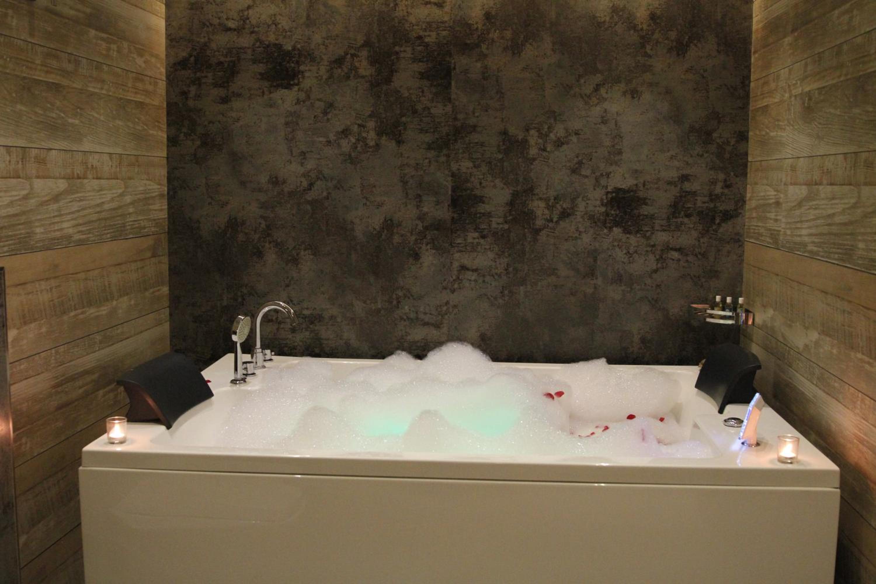 One-Bedroom Suite - Photo 18