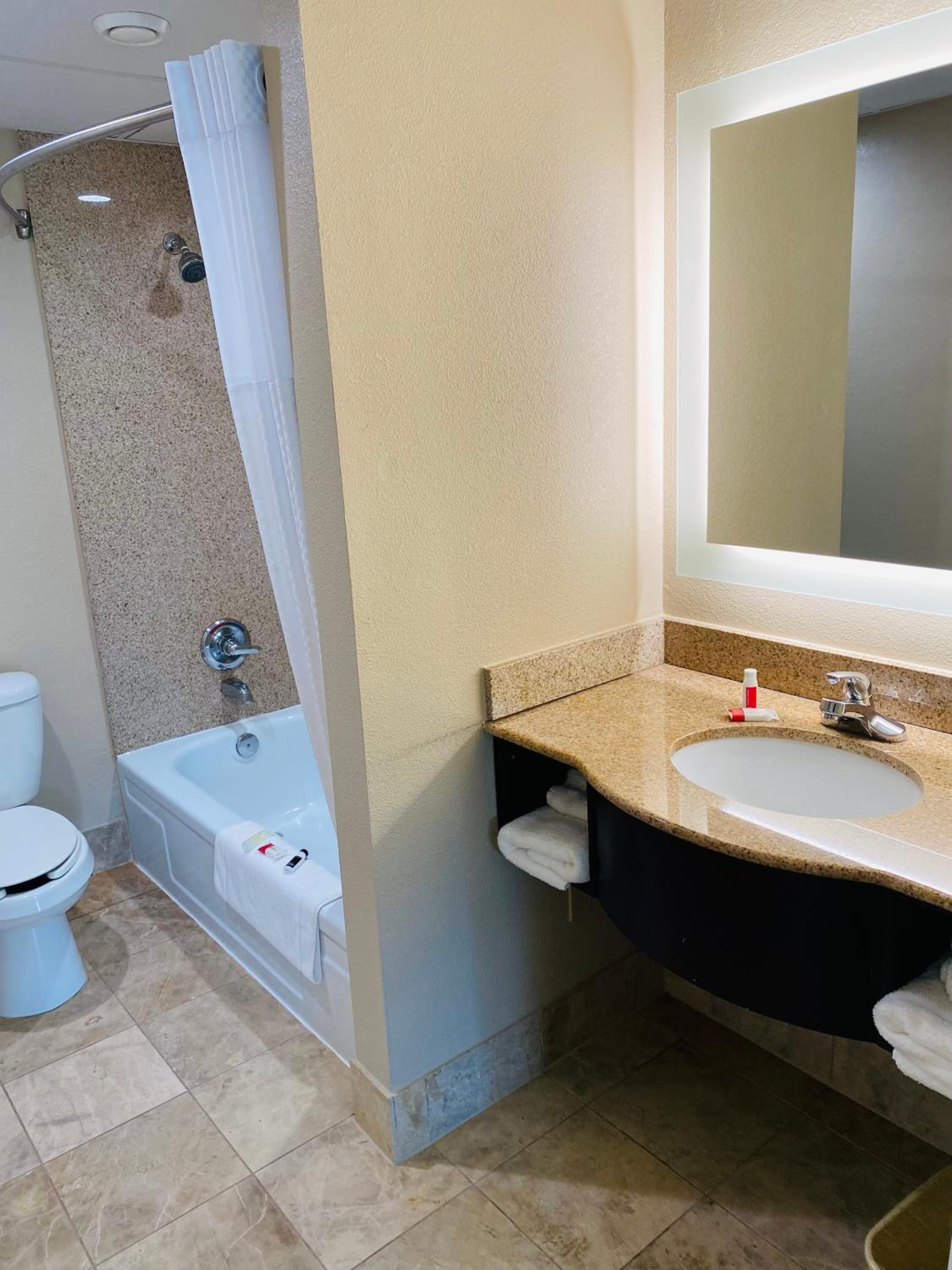 King Room - Non-Smoking - Photo 3