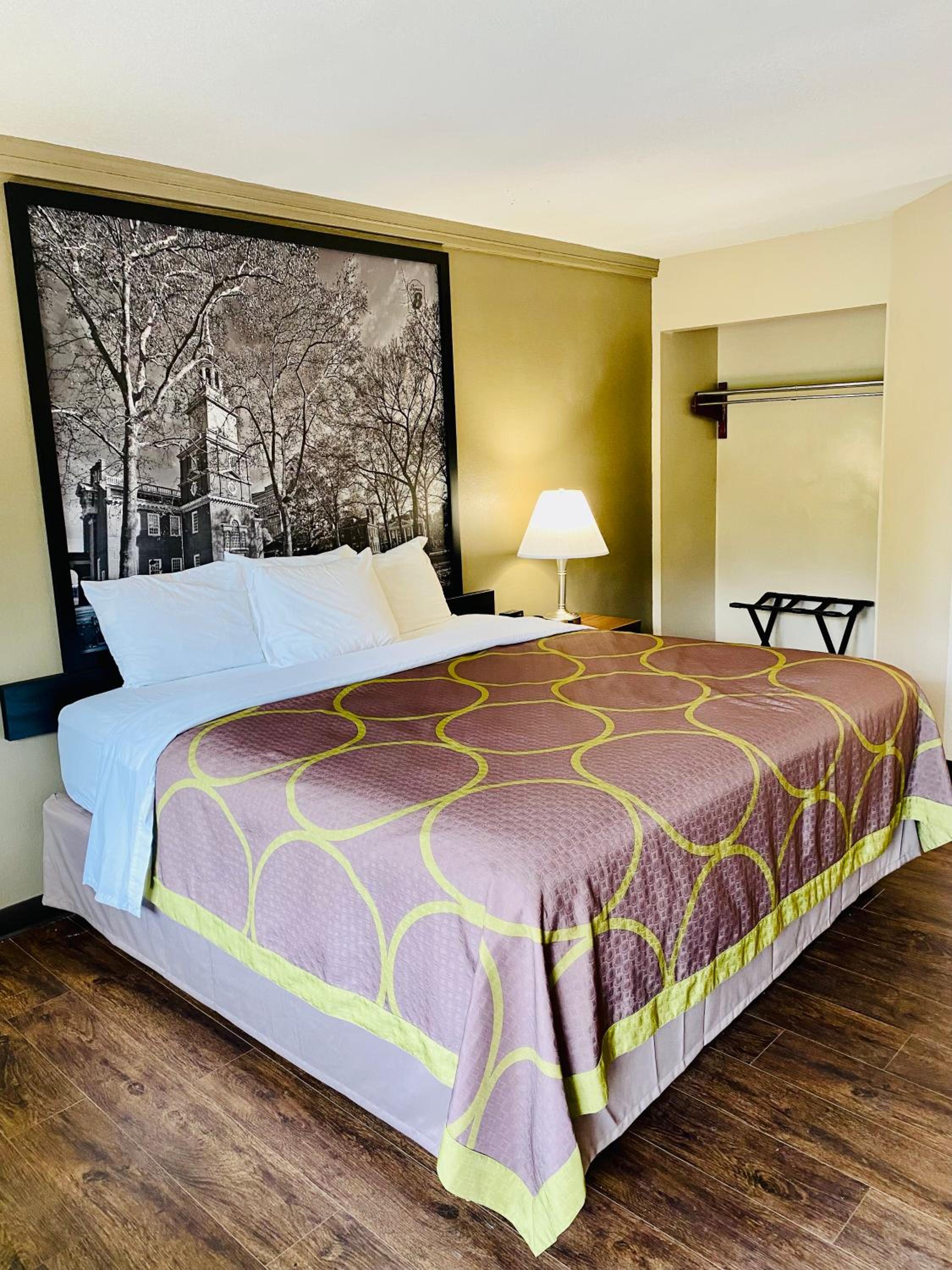 King Room - Non-Smoking - Photo 2