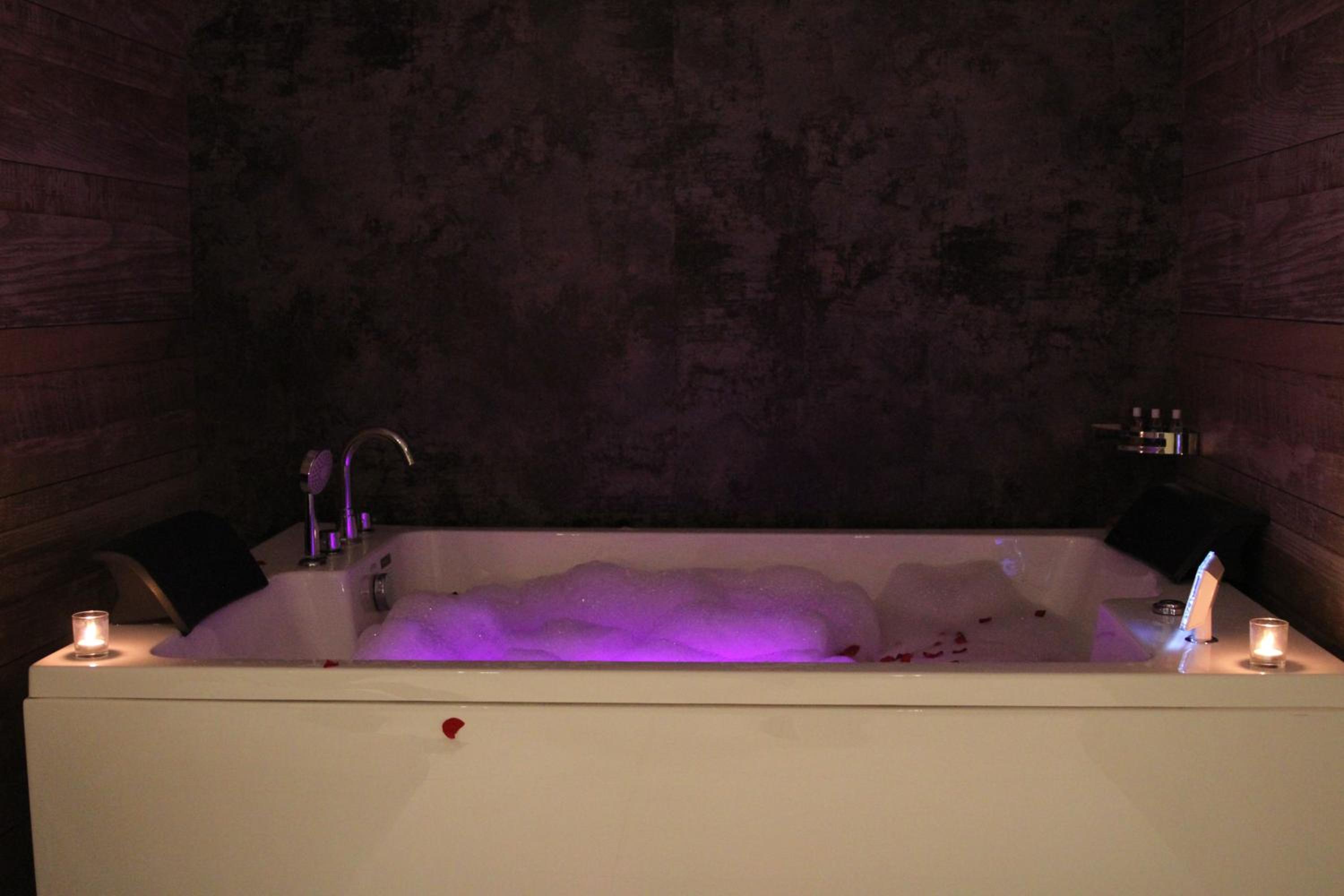 One-Bedroom Suite - Photo 17
