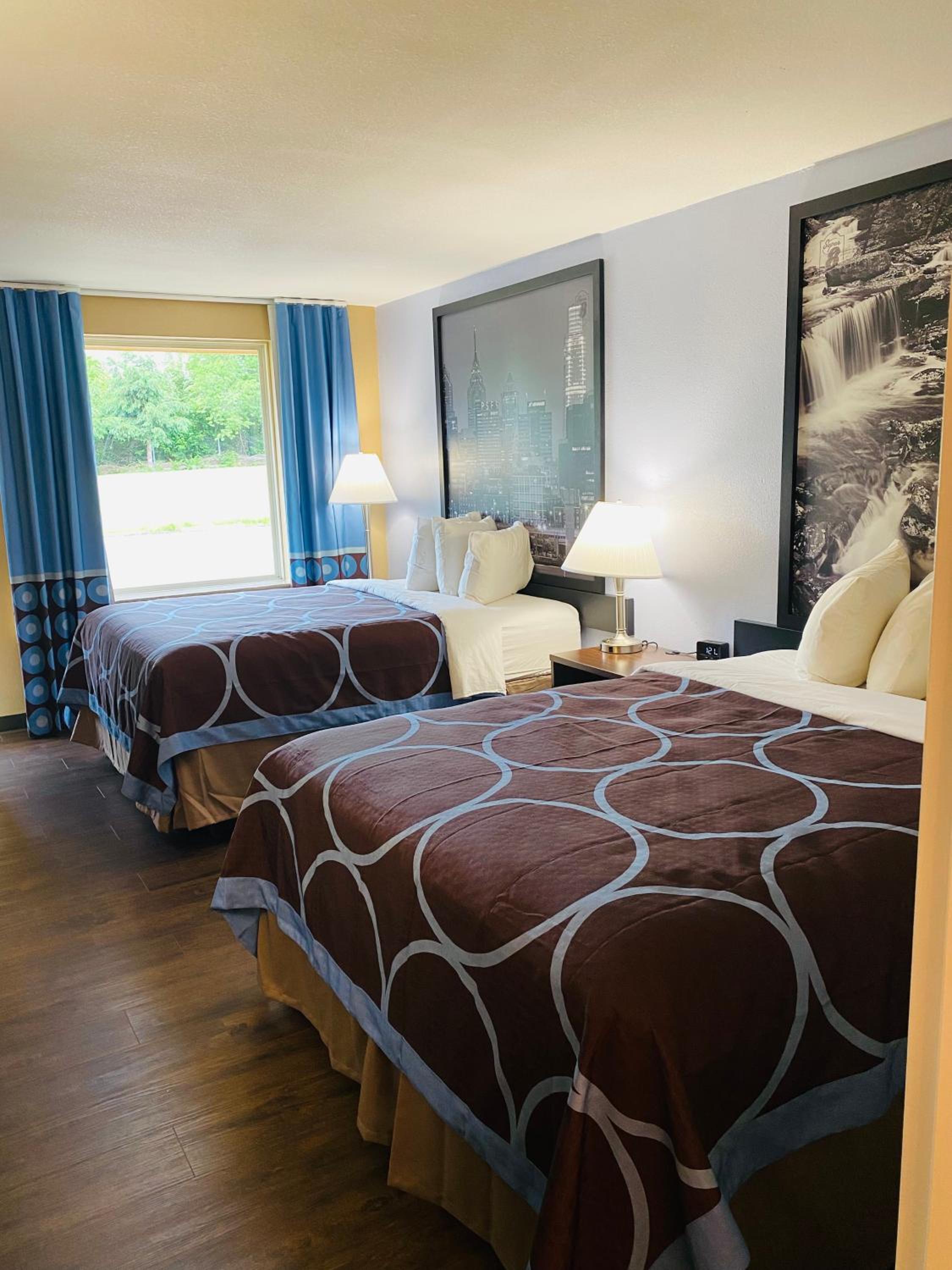 Queen Room with Two Queen Beds - Non-Smoking - Photo 3