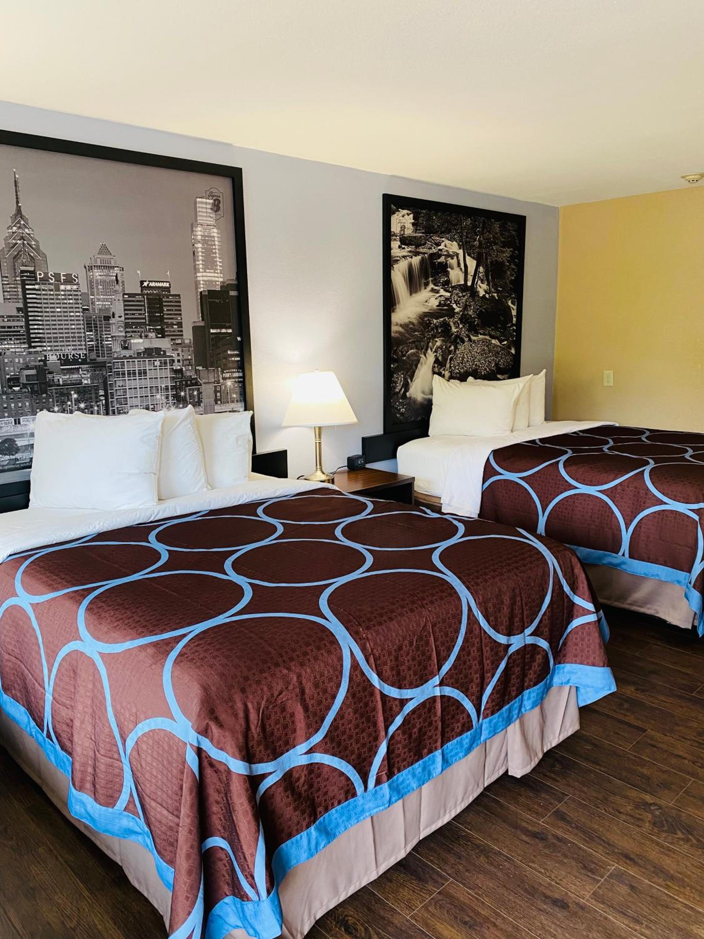 Queen Room with Two Queen Beds - Non-Smoking - Photo 2