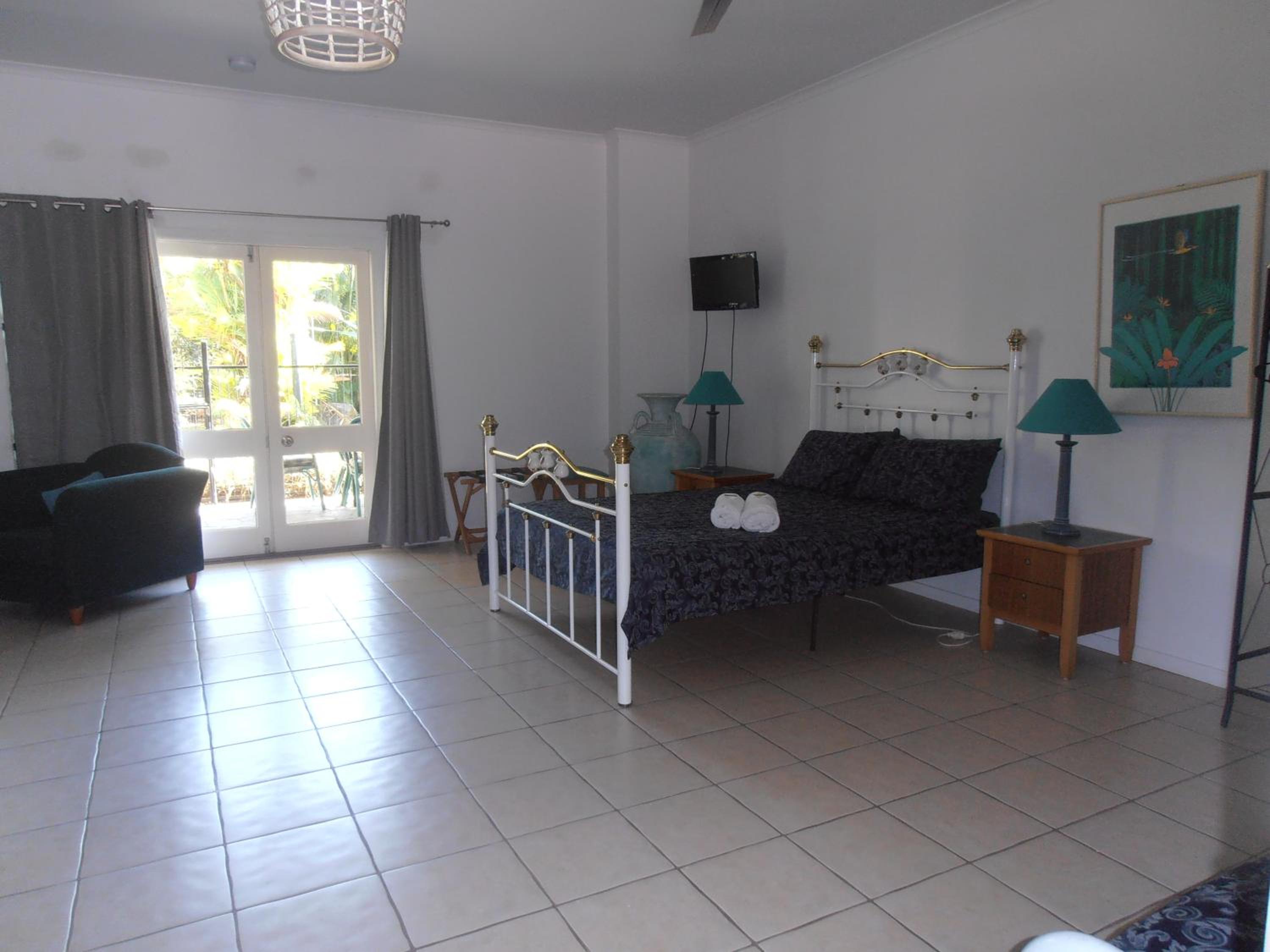 Rosella Family Room with Pool View and Shared Bathroom Facilities photo 2