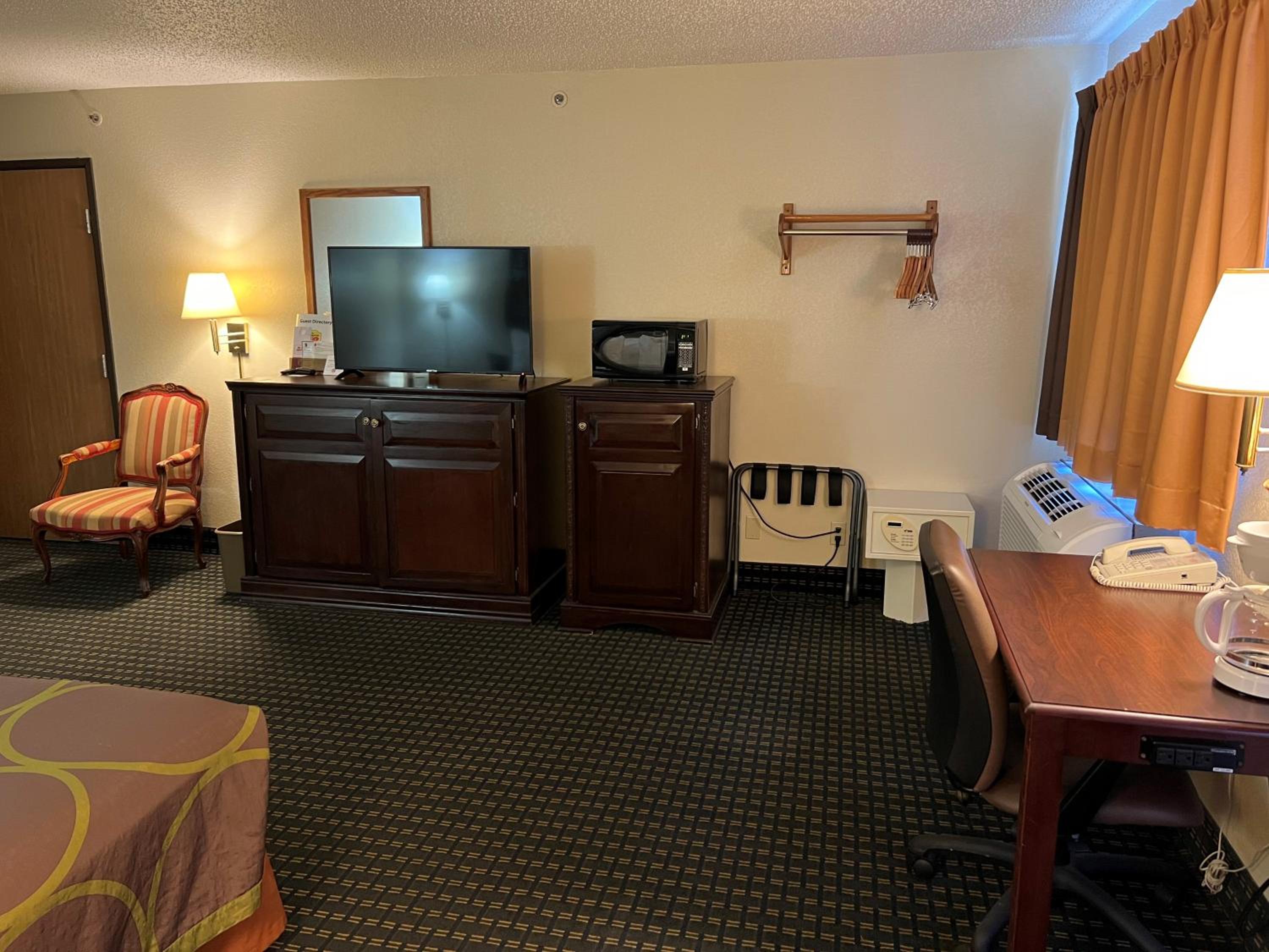 King Room - Non-Smoking - Photo 2