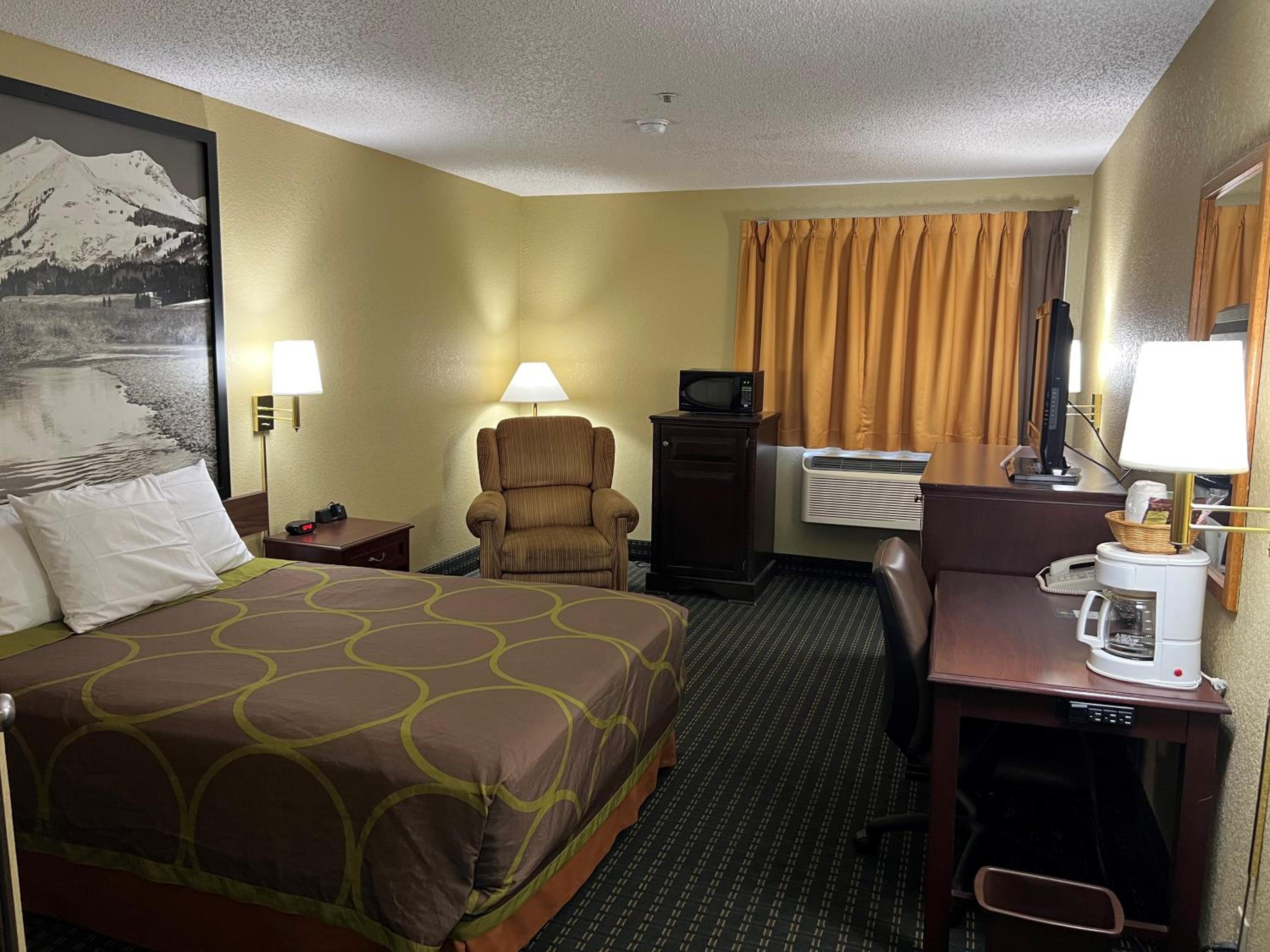 Queen Room - Non-Smoking - Photo 2