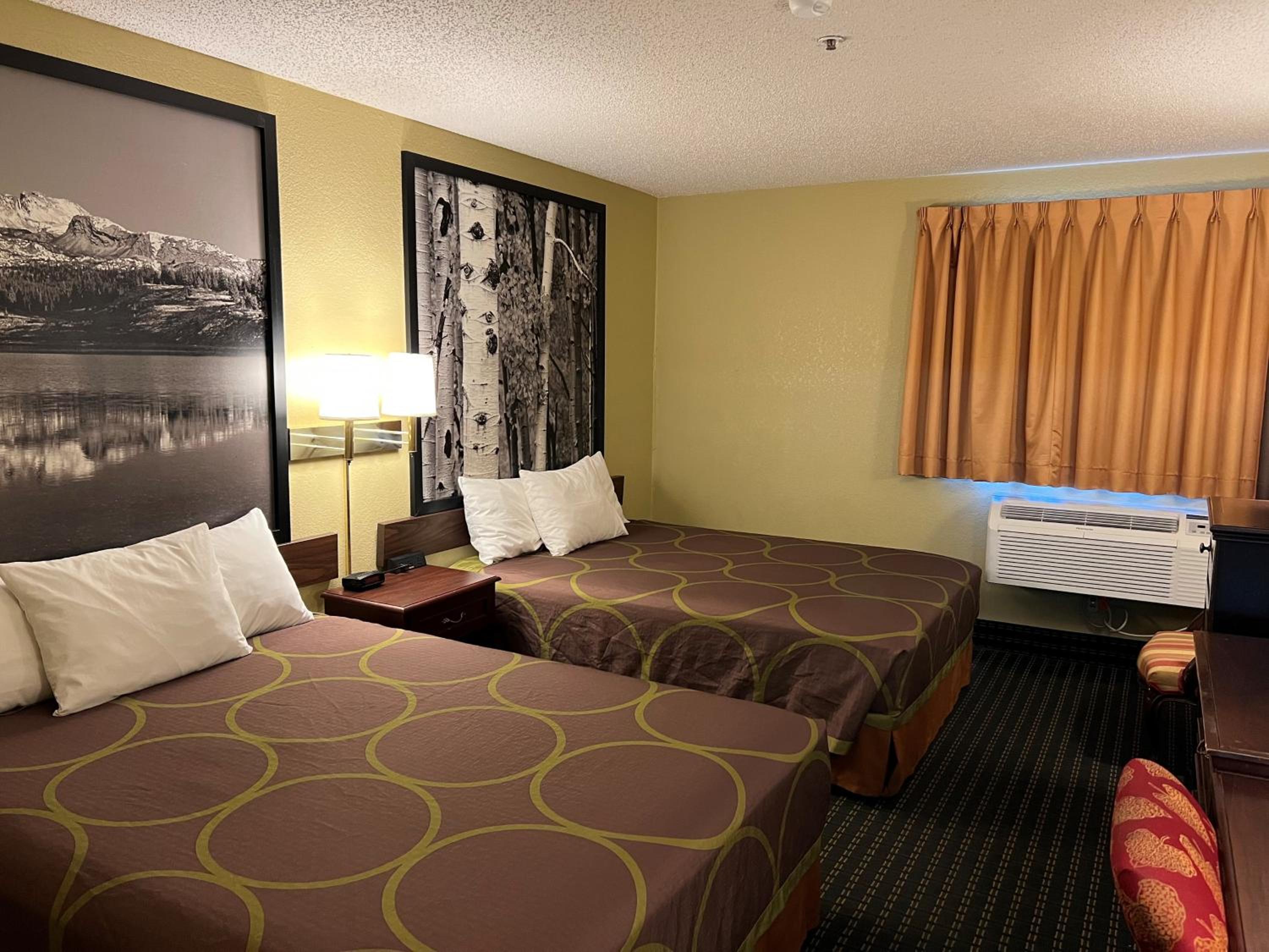 Queen Room with Two Queen Beds - Non-Smoking - Photo 5