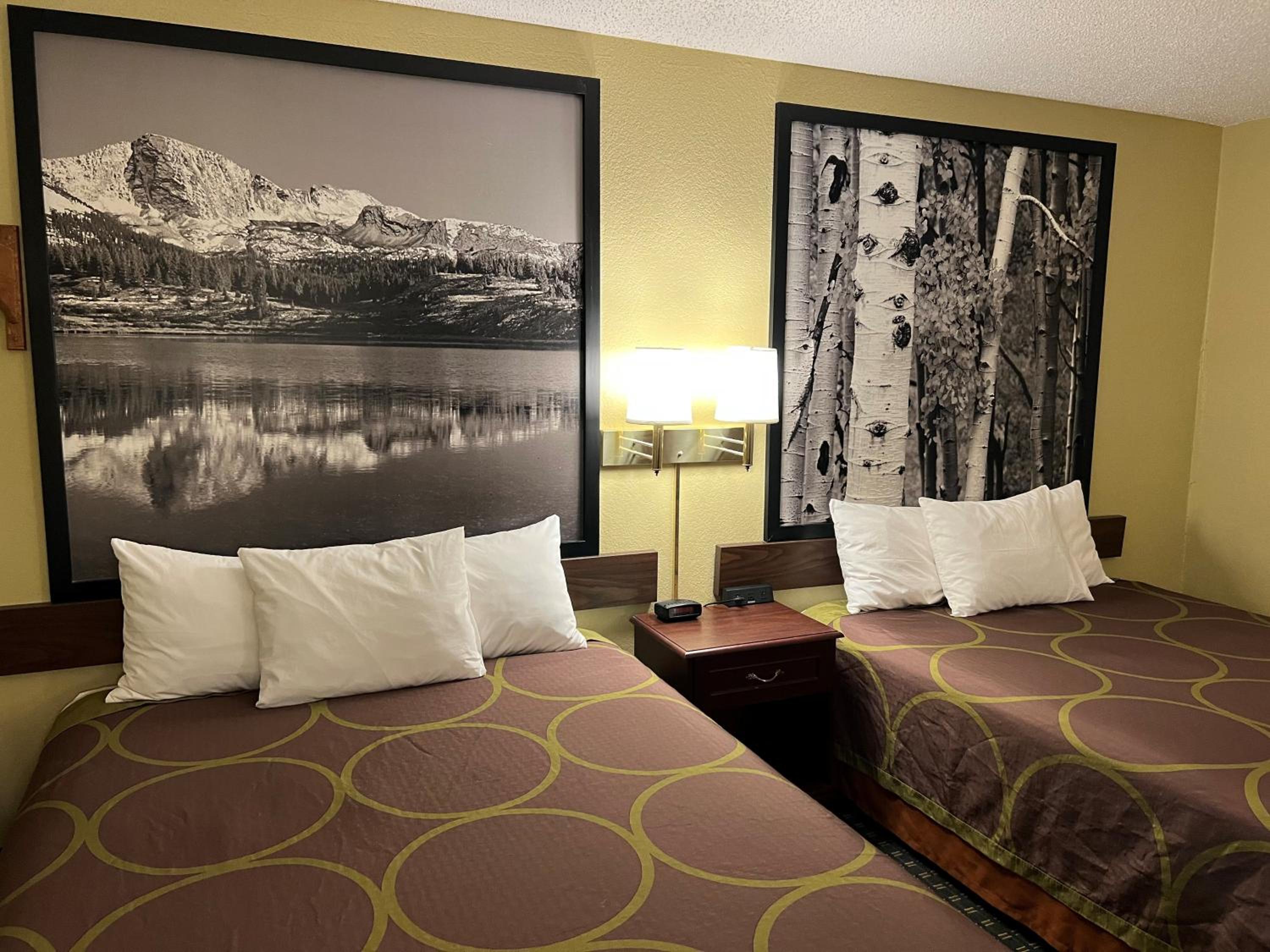 Queen Room with Two Queen Beds - Non-Smoking - Photo 2