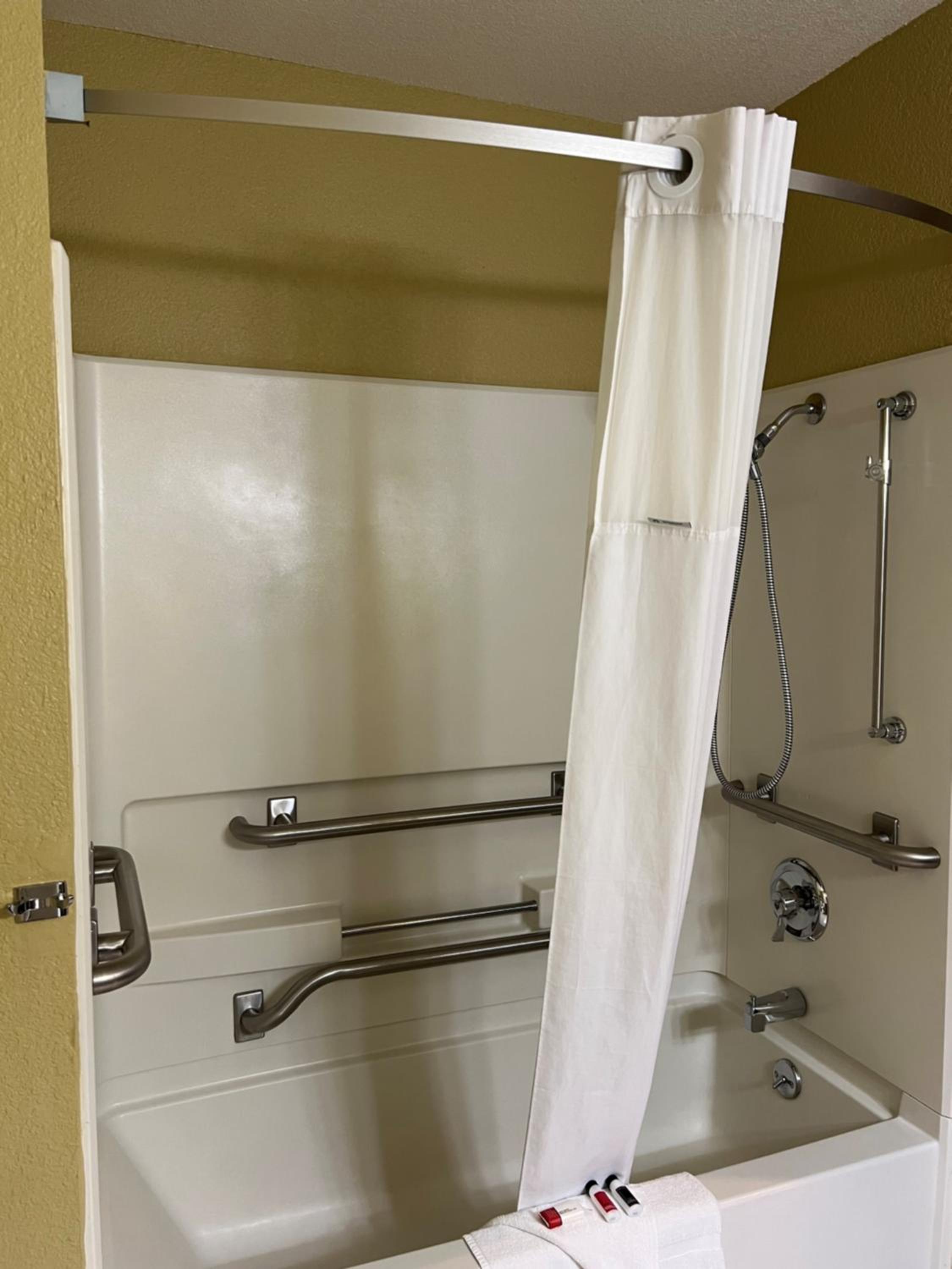 Queen Room - Disability Access - Non-Smoking - Photo 3
