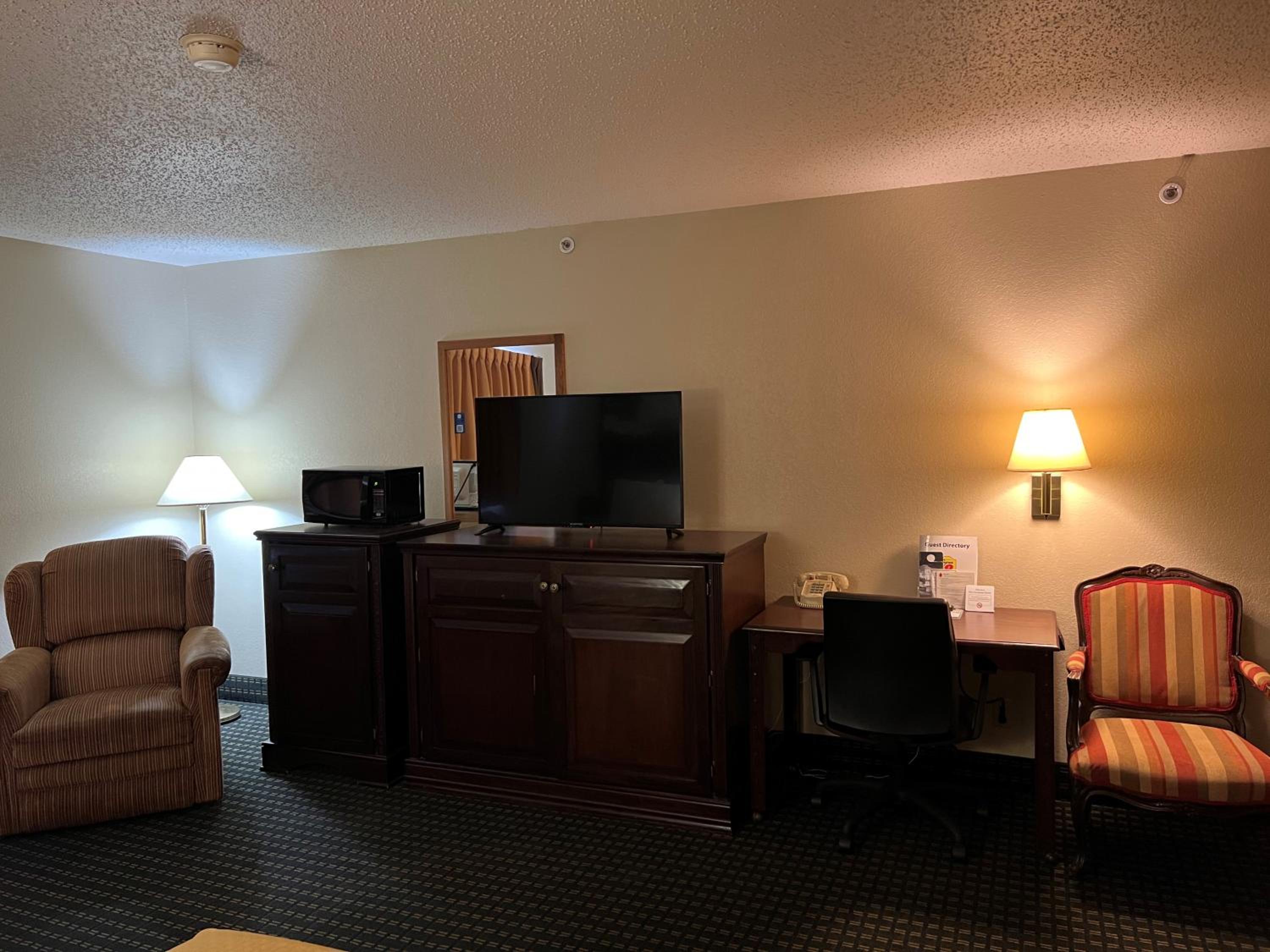 Queen Suite with Two Queen Beds - Non-Smoking - Photo 4