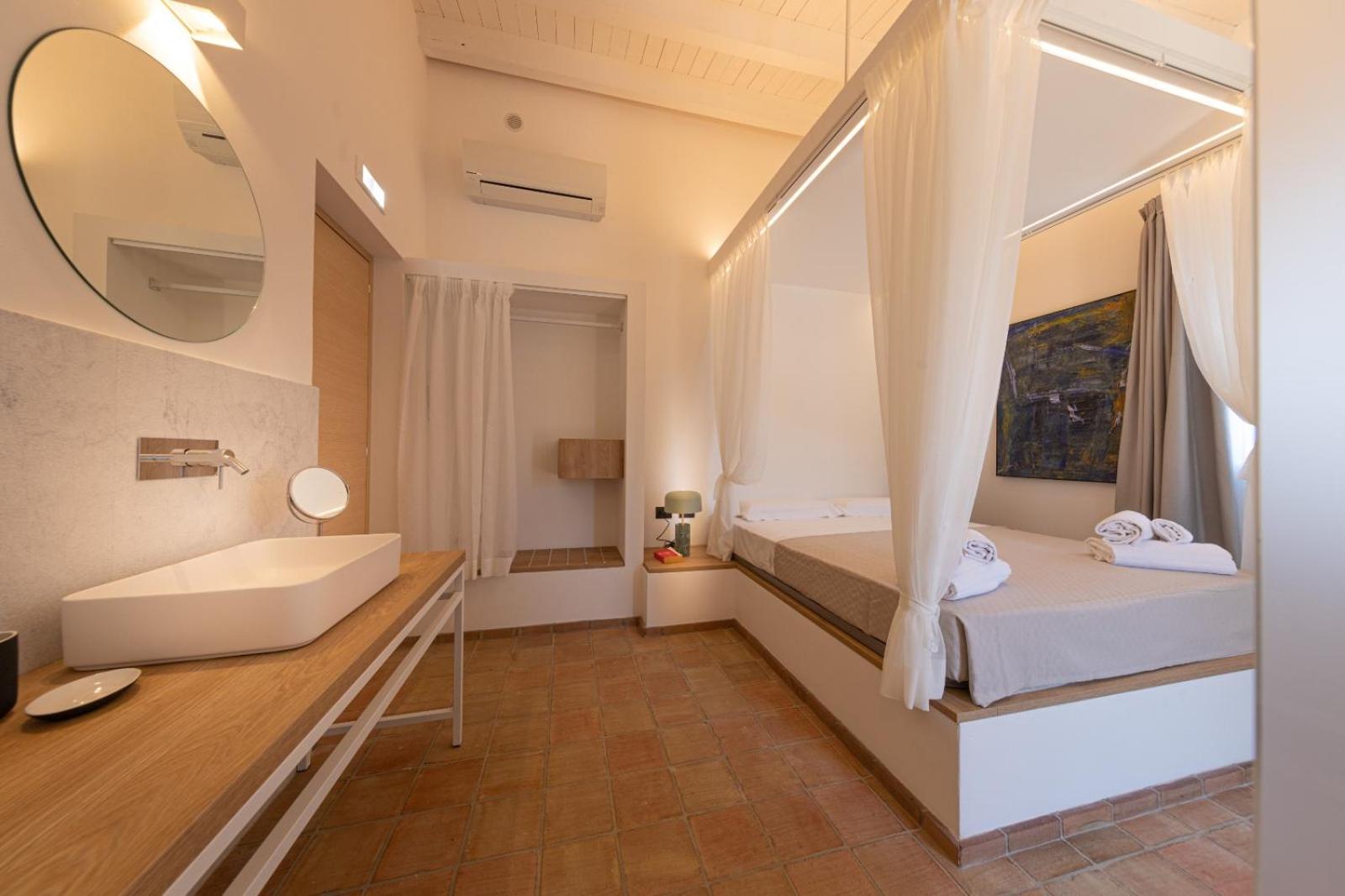 Deluxe Double Room with Bath photo 3
