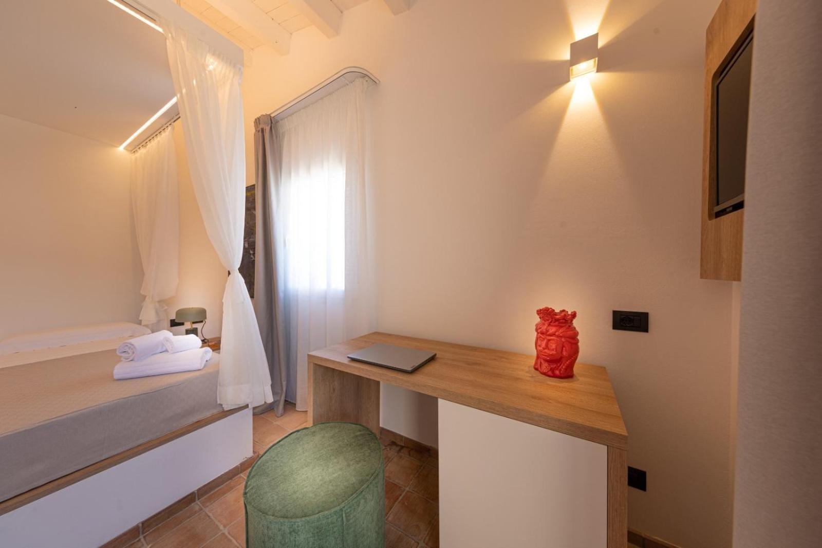 Deluxe Double Room with Bath photo 2