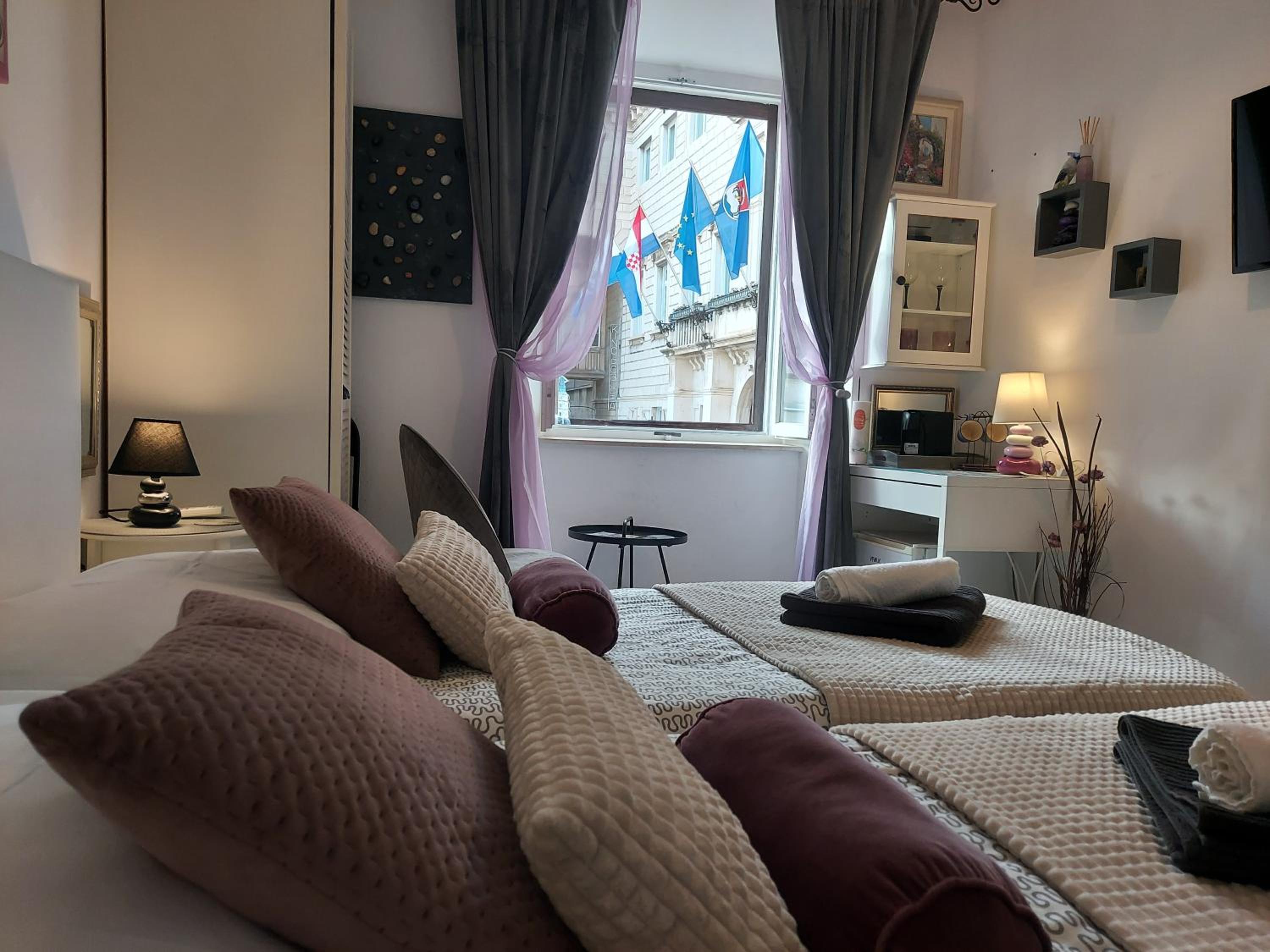 Double or Twin Room with City View - Photo 5