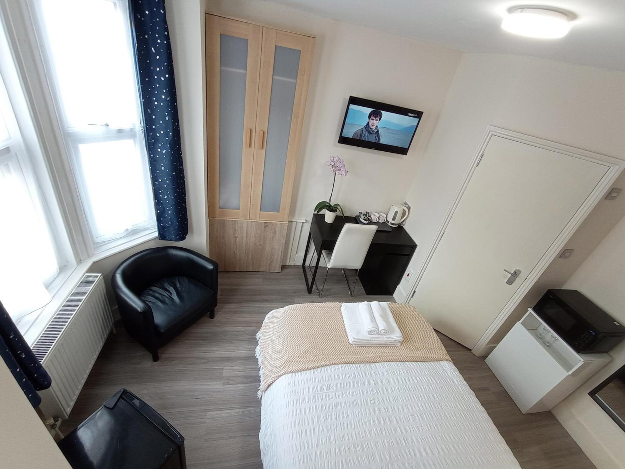 One-Bedroom Apartment - Photo 3