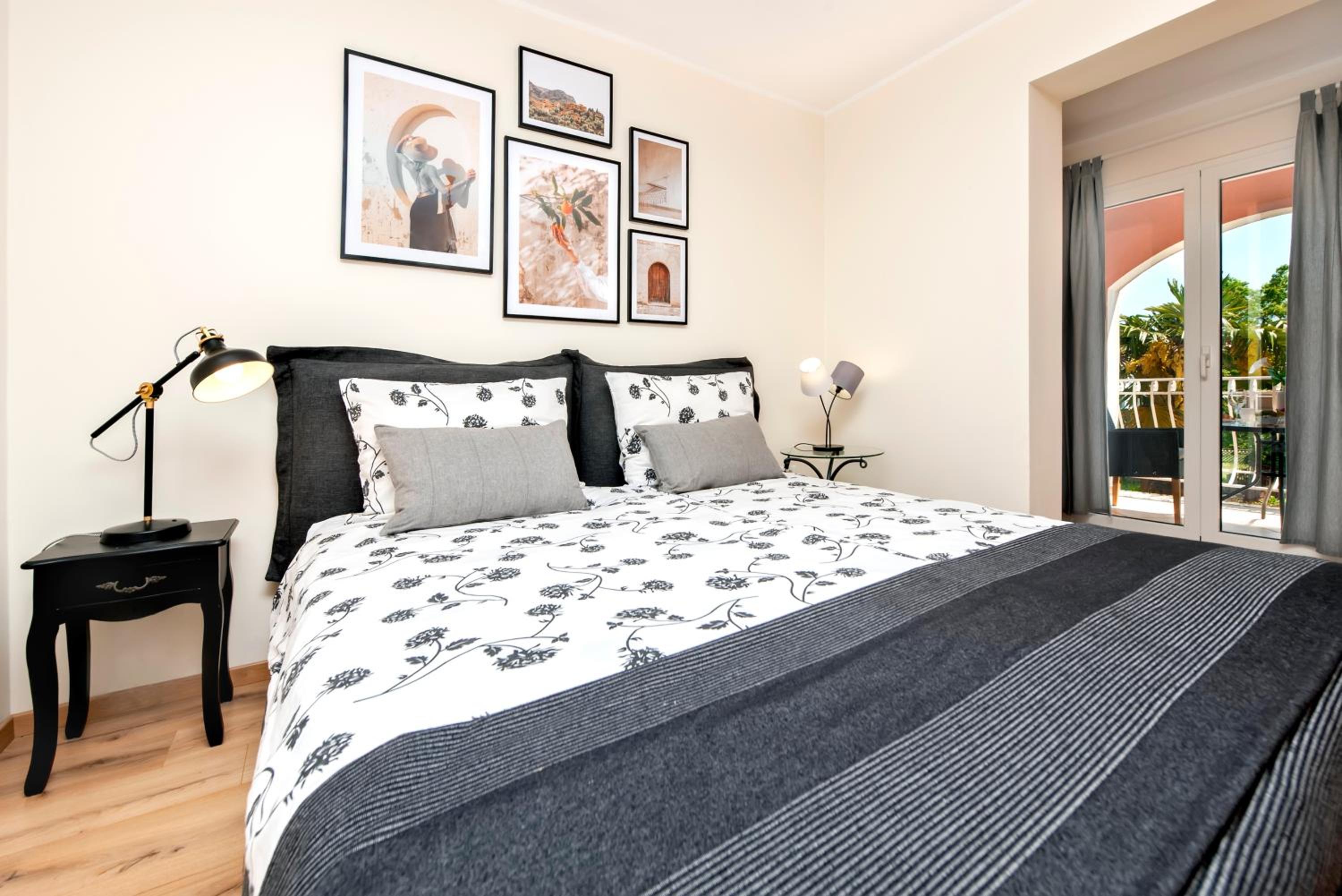 King Studio with Sofa Bed