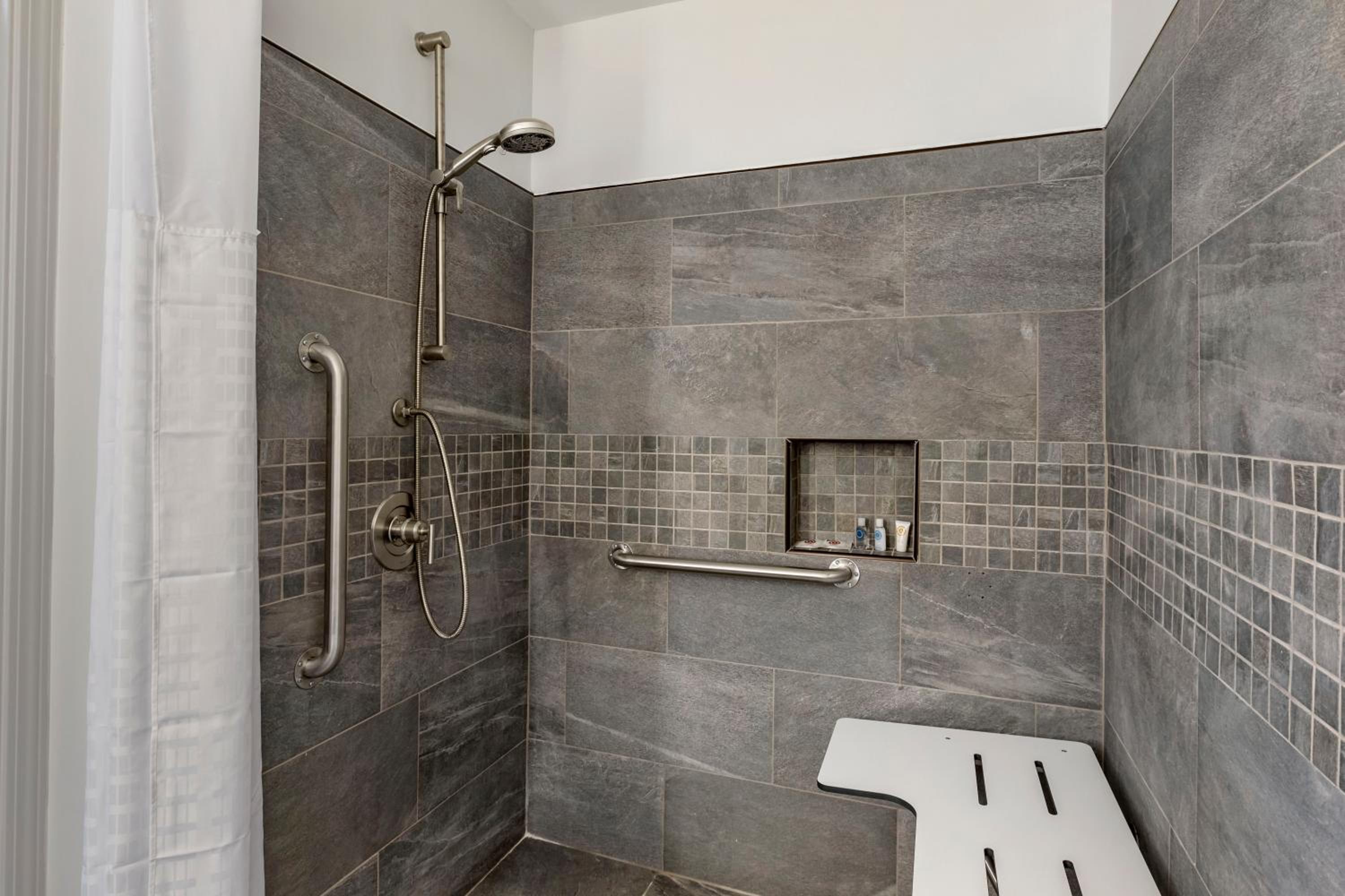 Queen Room - Disability Access - Photo 3