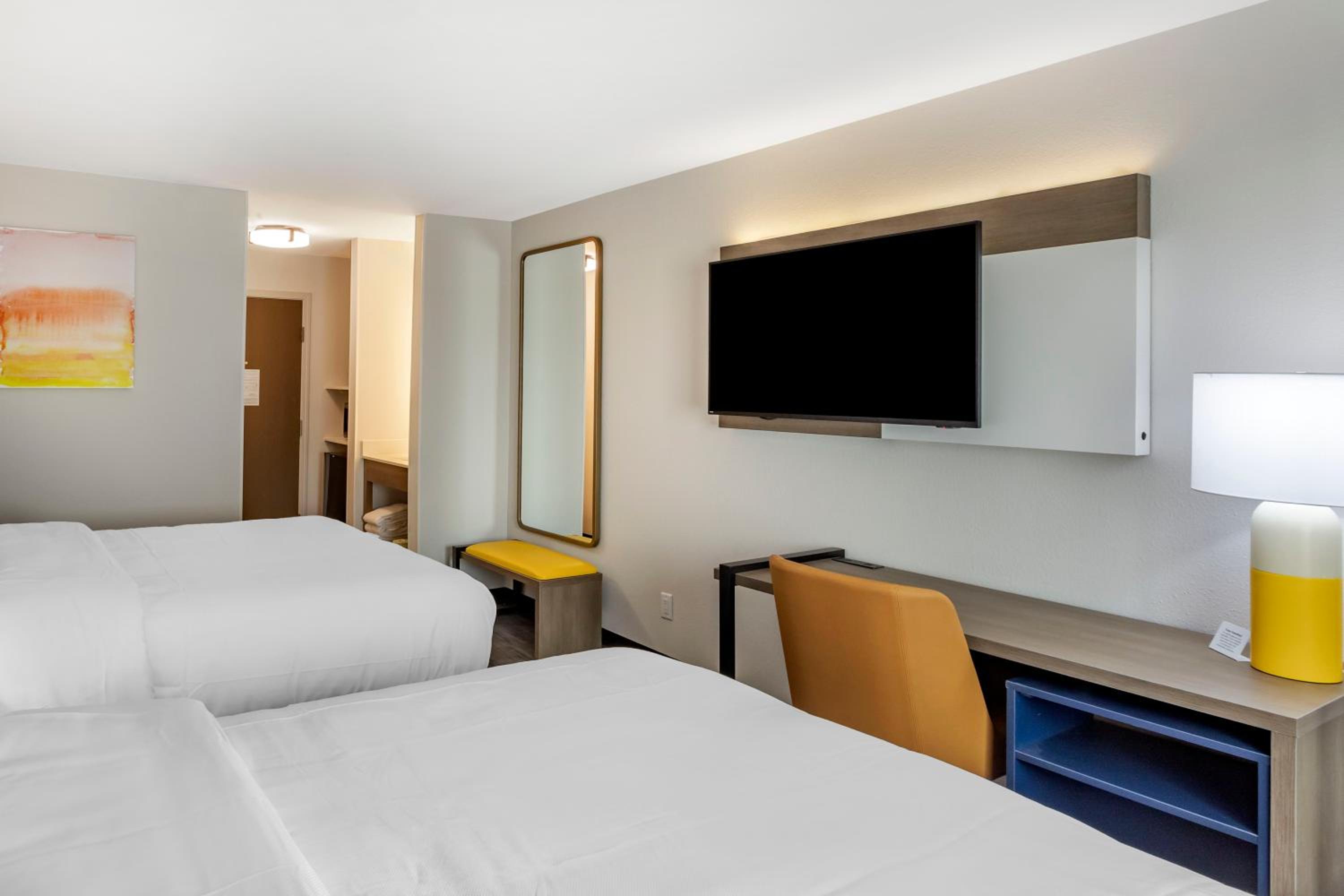 Queen Room with Two Queen Beds – Non Smoking - Photo 3