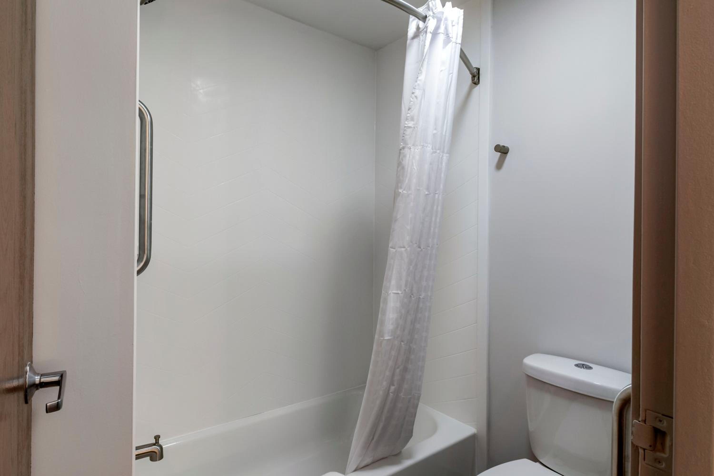 Queen Room - Disability Access - Photo 2