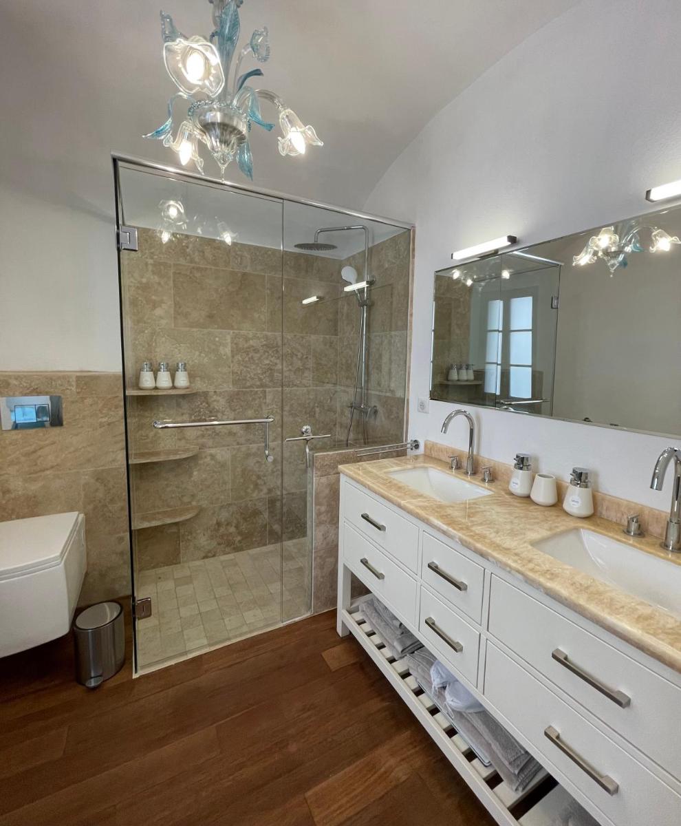 Superior King Suite photo 3
